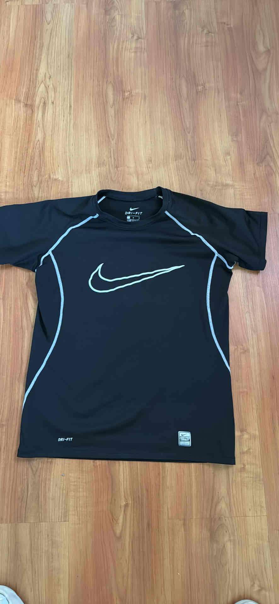Polera deportiva negra NIKE - miniatura 1