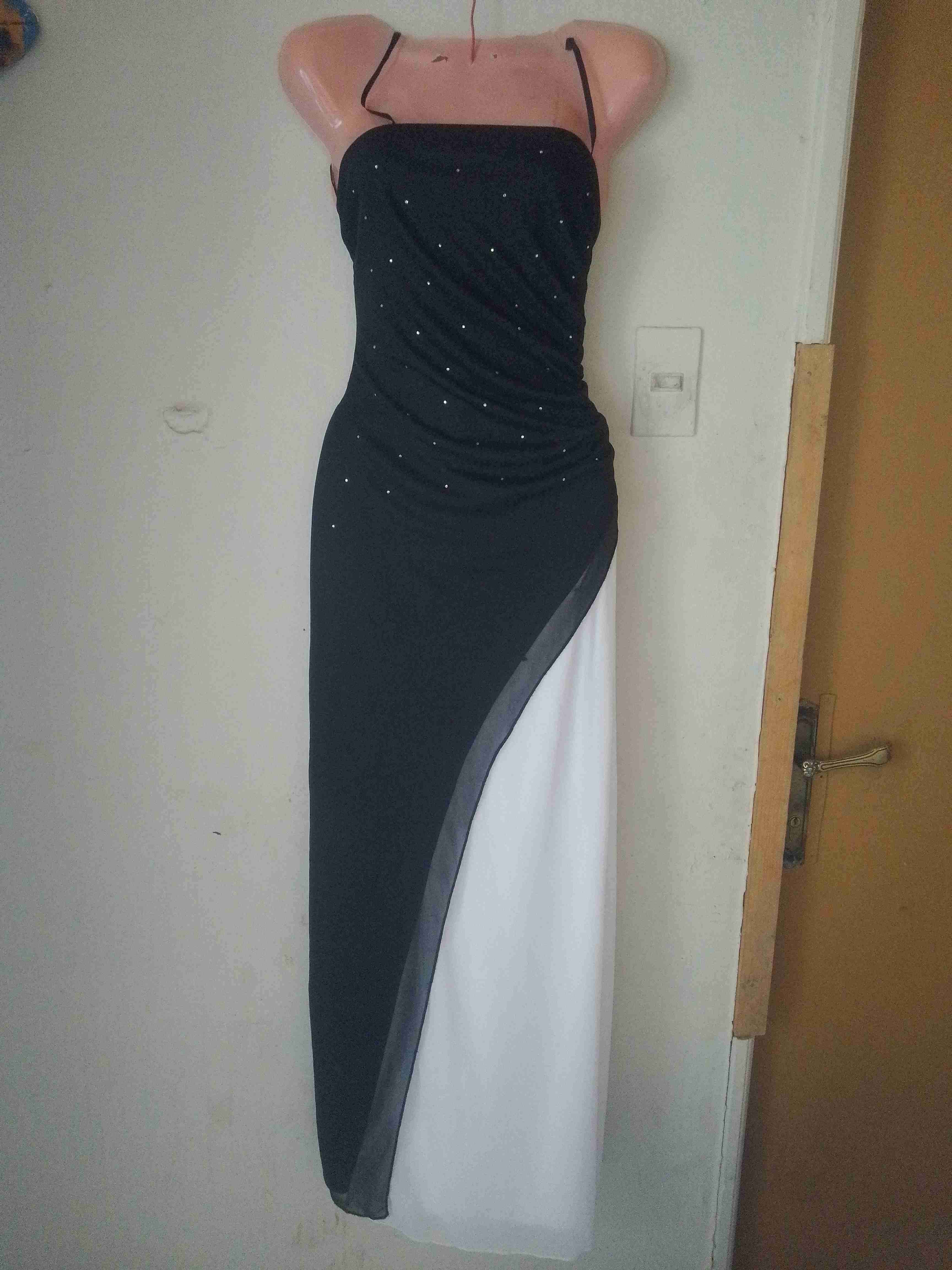 Vestido negro con tirantes brillantes - 2