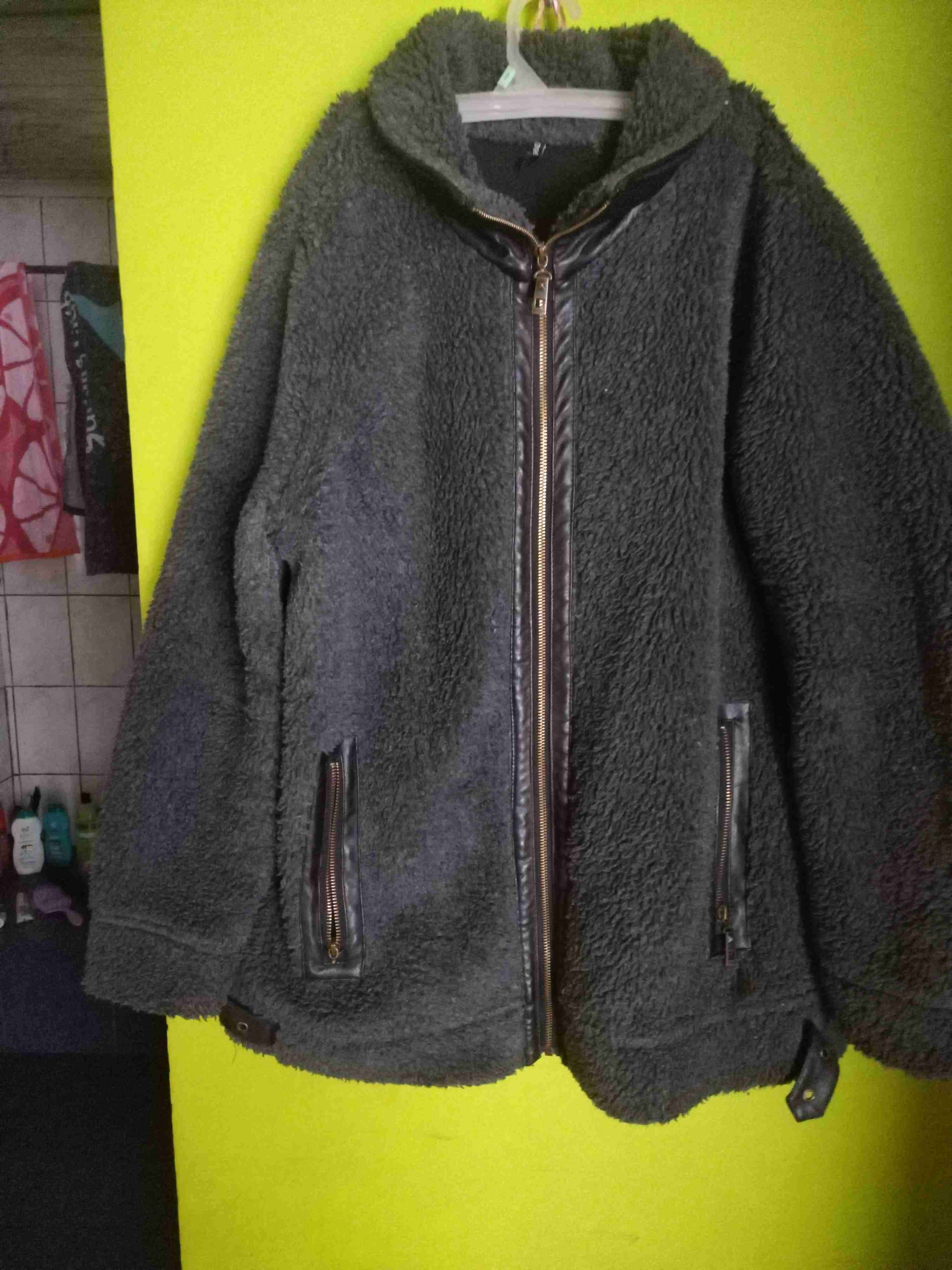Chaqueta de polar gris con cierre
