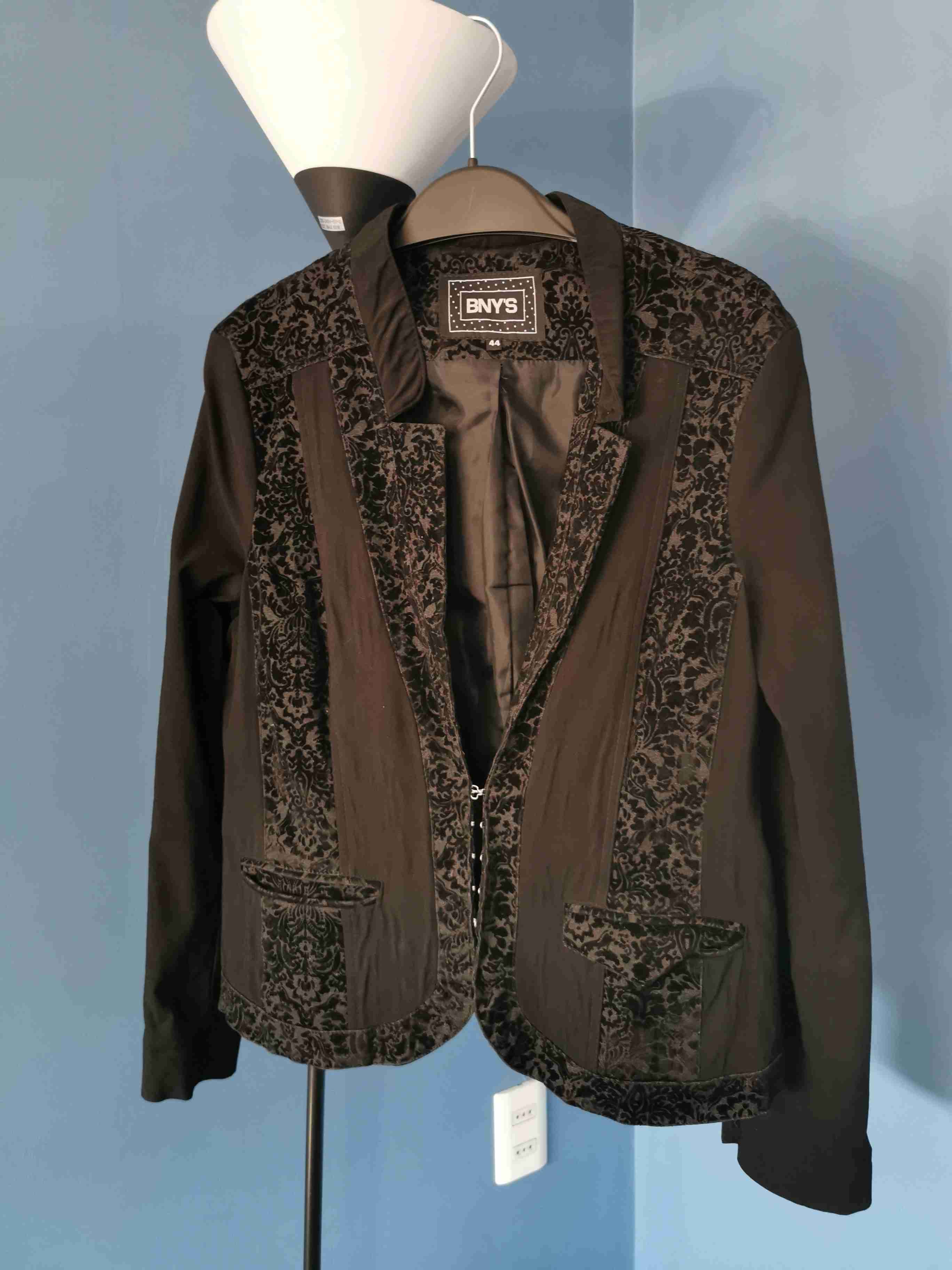 Blazer negro con diseño floral - miniatura 1