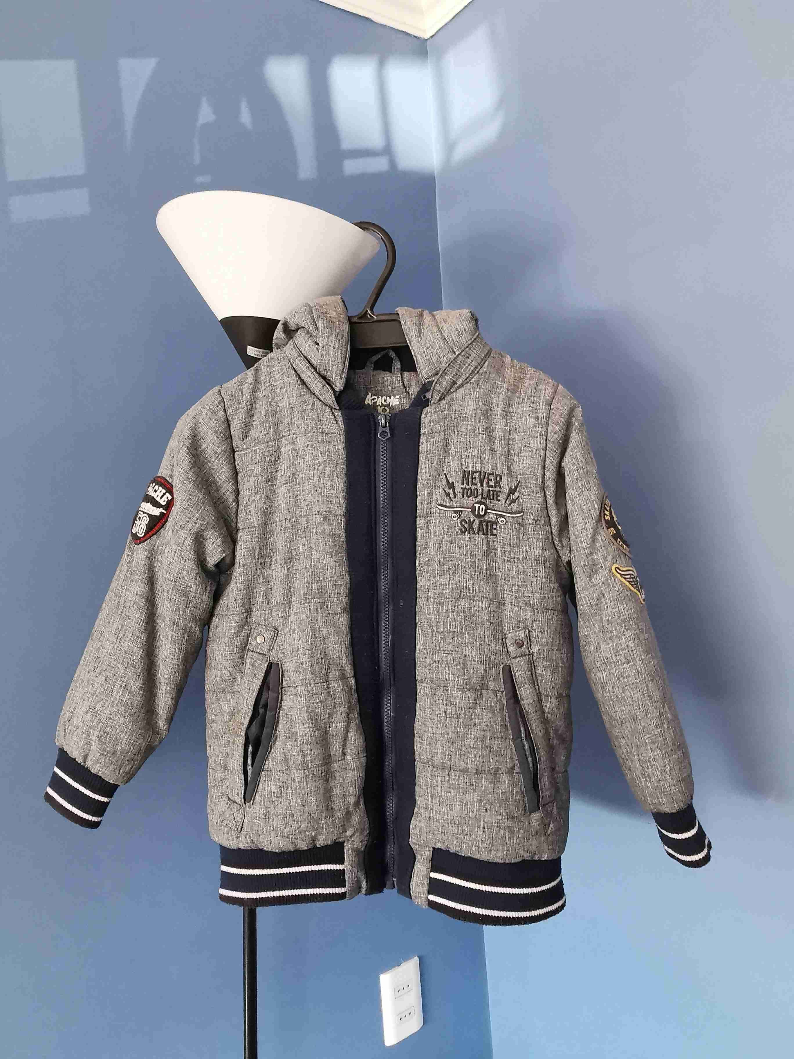 Chaqueta gris con capucha - miniatura 1