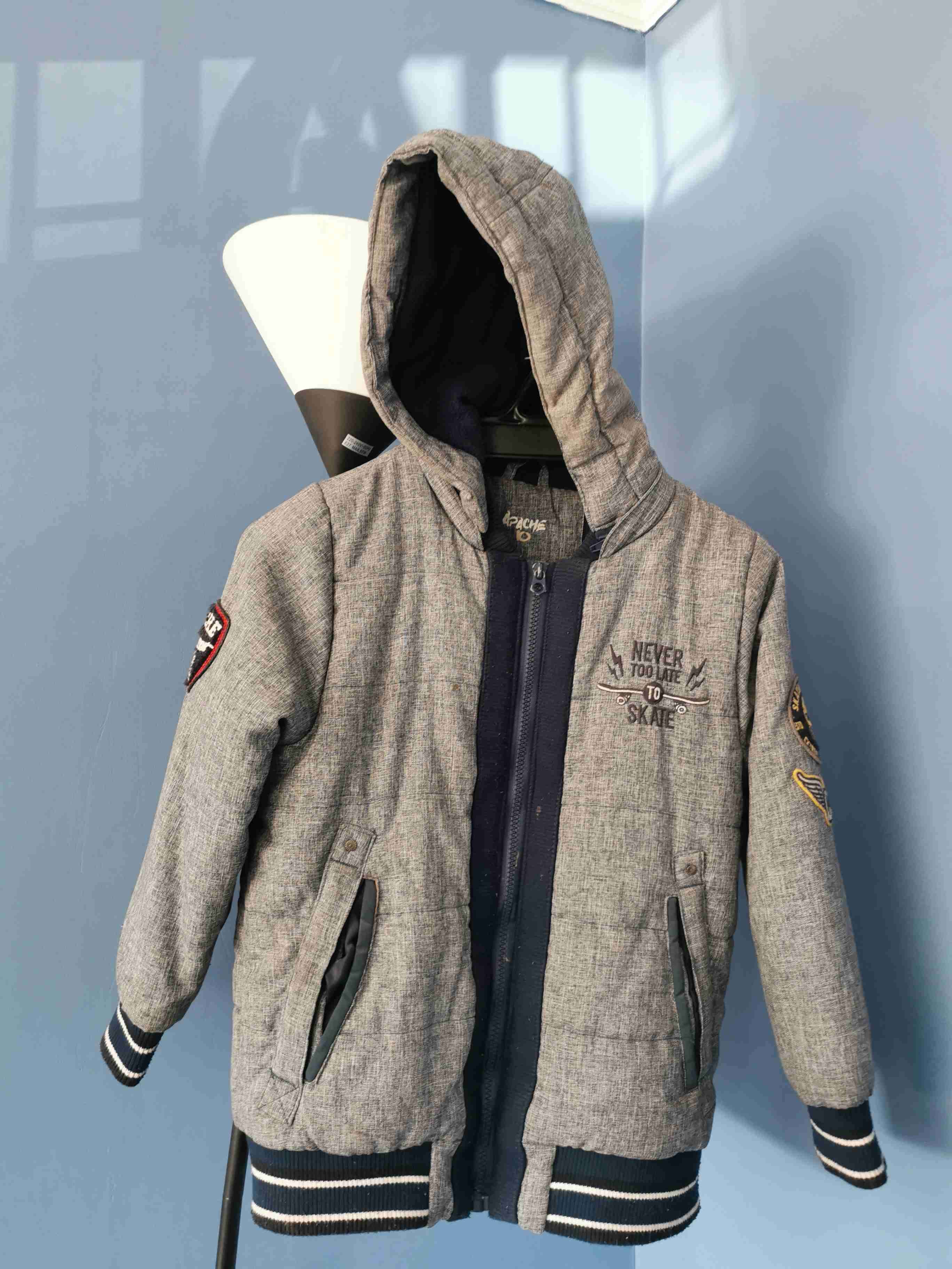 Chaqueta gris con capucha - miniatura 2
