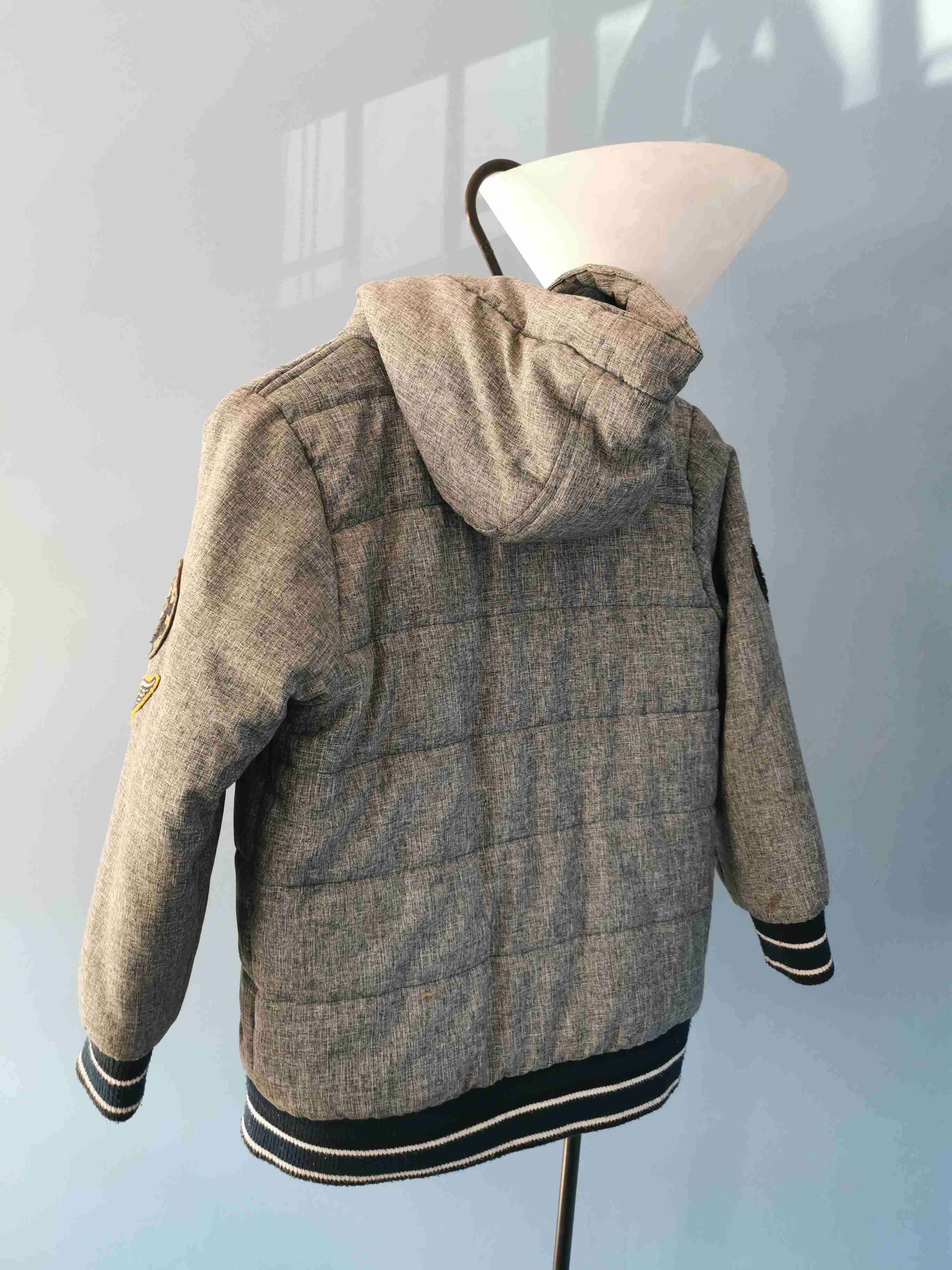 Chaqueta gris con capucha - miniatura 3
