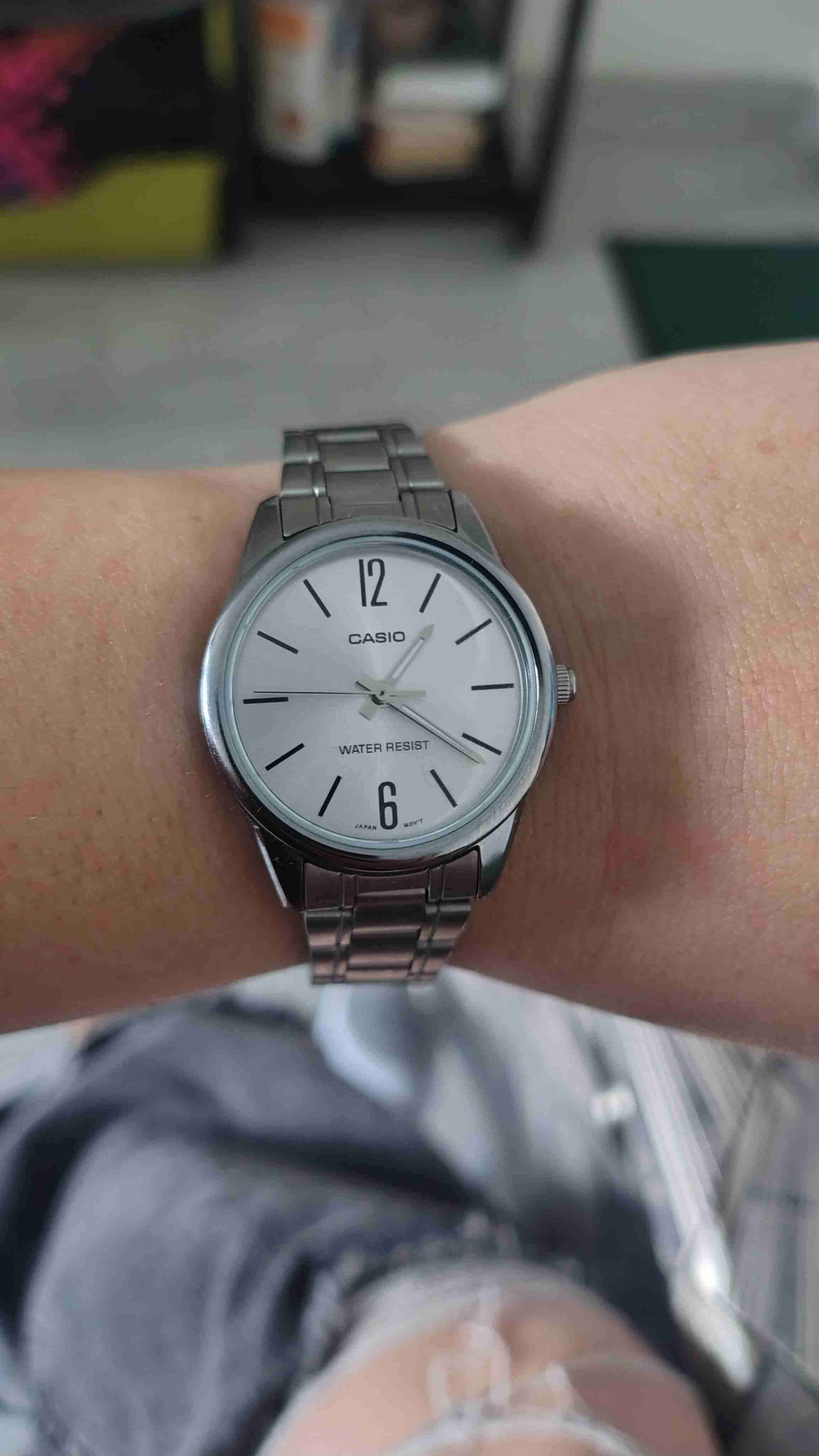 Reloj Casio metálico resistente al agua