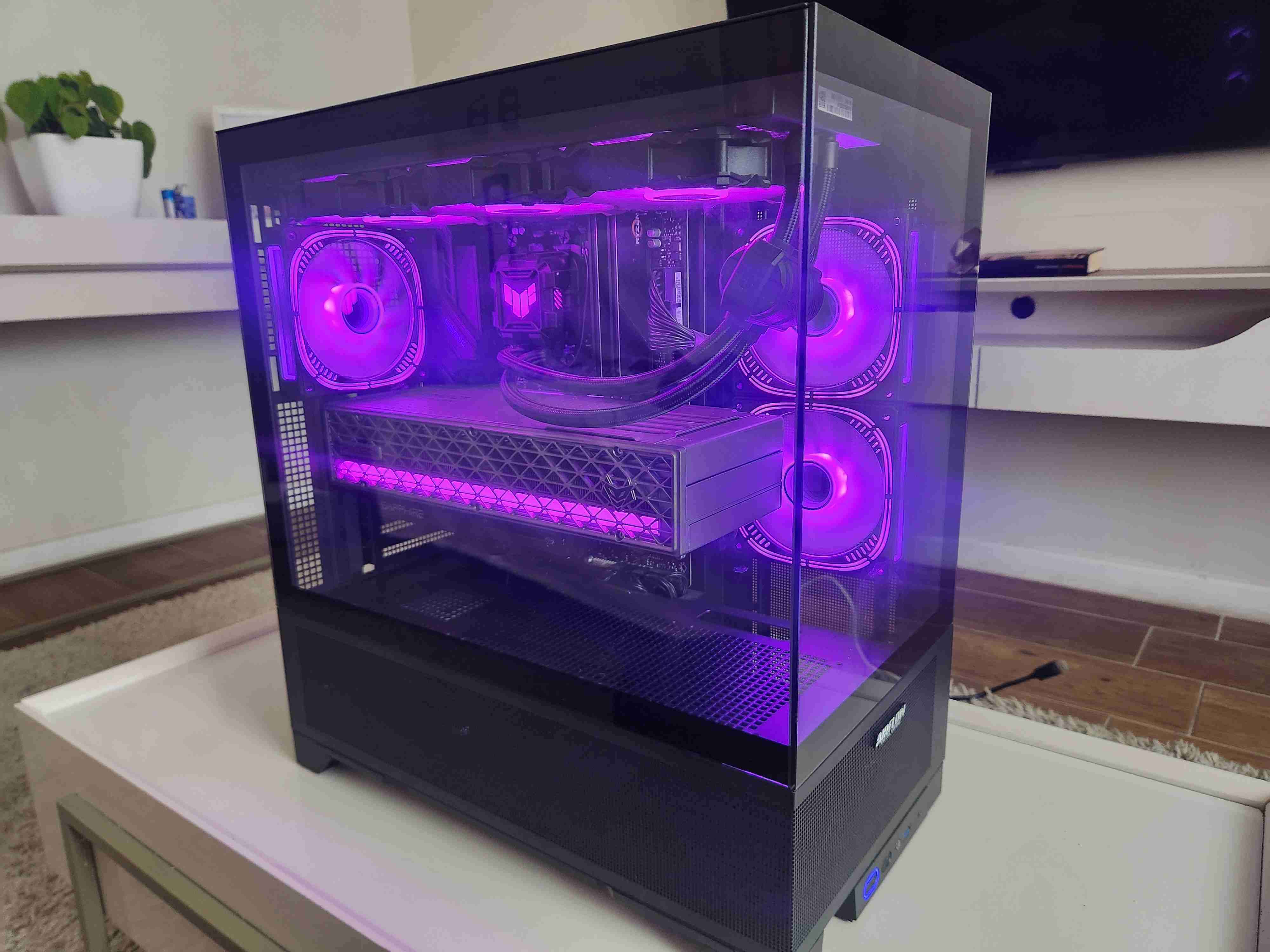 PC Gamer Gama Alta Ryzen 7800x3D 9070 XT 32GB RAM - miniatura 1