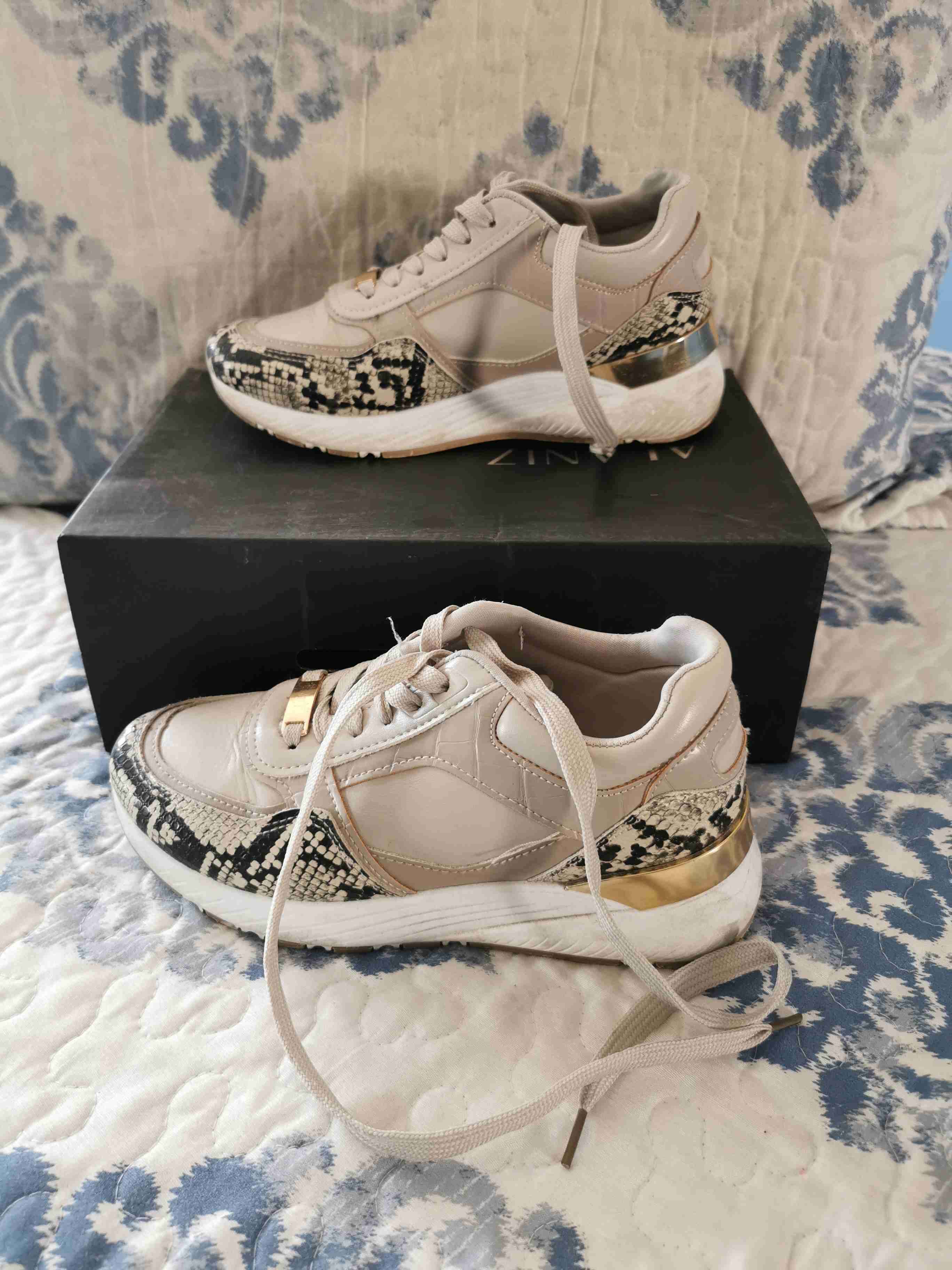Zapatillas beige con detalles dorados - miniatura 2
