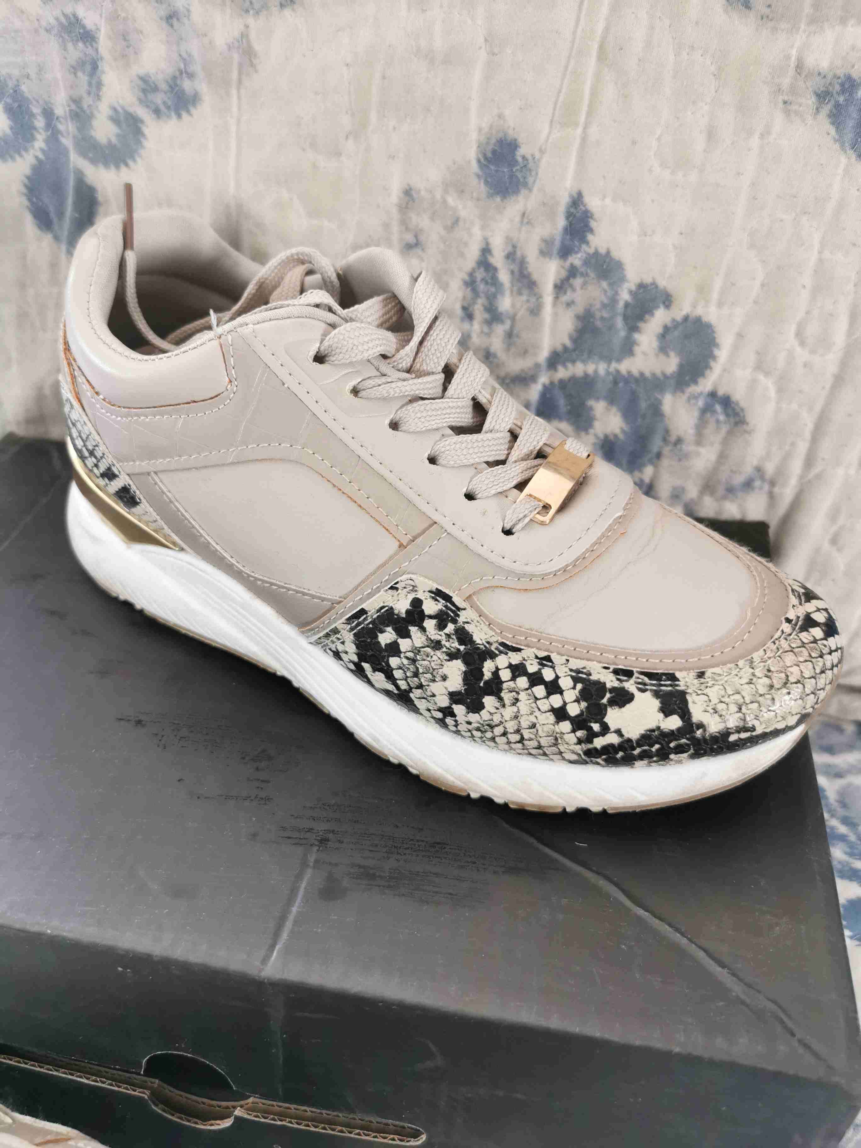 Zapatillas beige con detalles dorados - miniatura 3