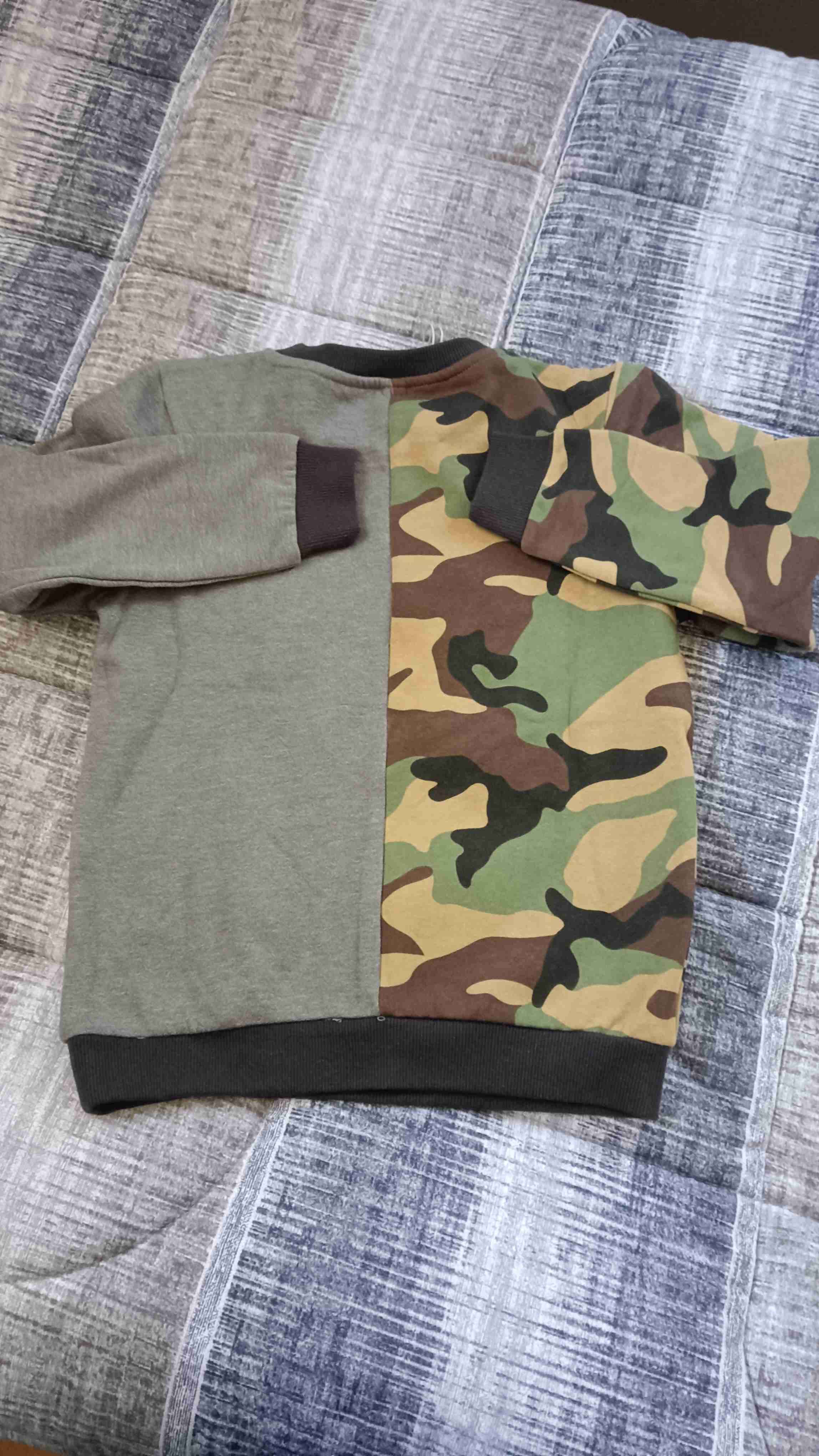 Polerón bicolor camuflado y gris - miniatura 3