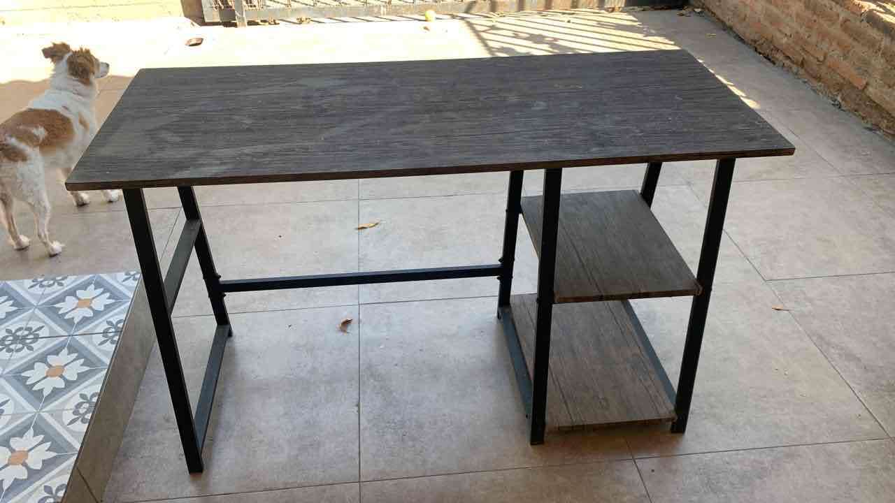 Escritorio con estantes café