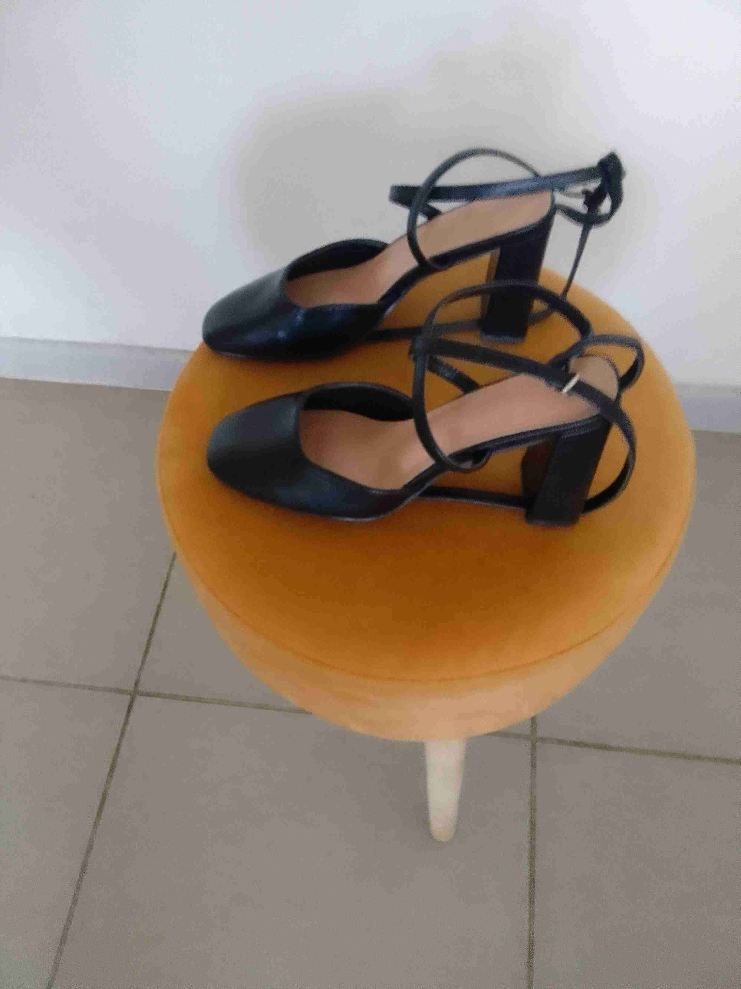 Zapatos de tacón negros elegantes - miniatura 2