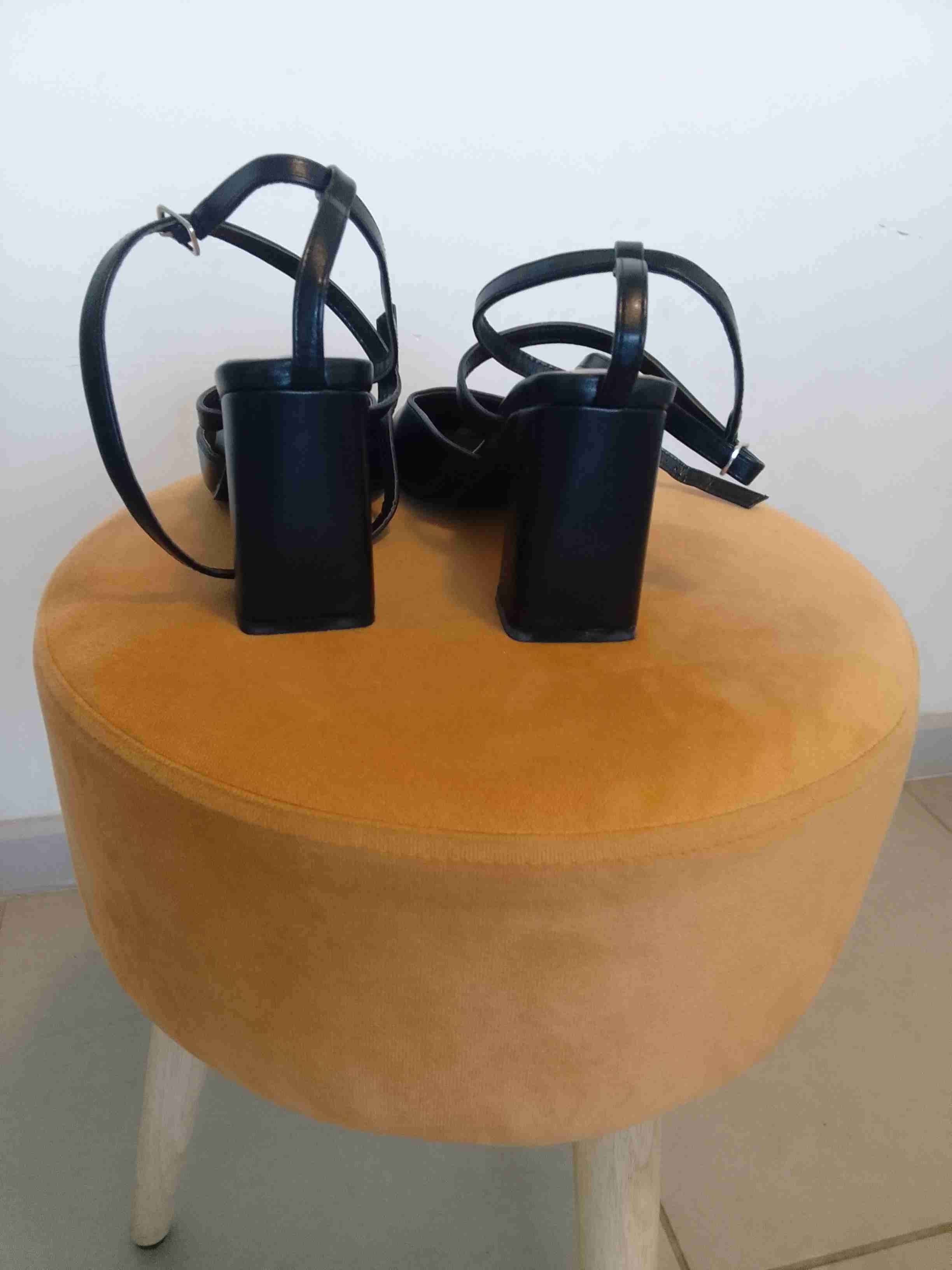 Zapatos de tacón negros elegantes - miniatura 4