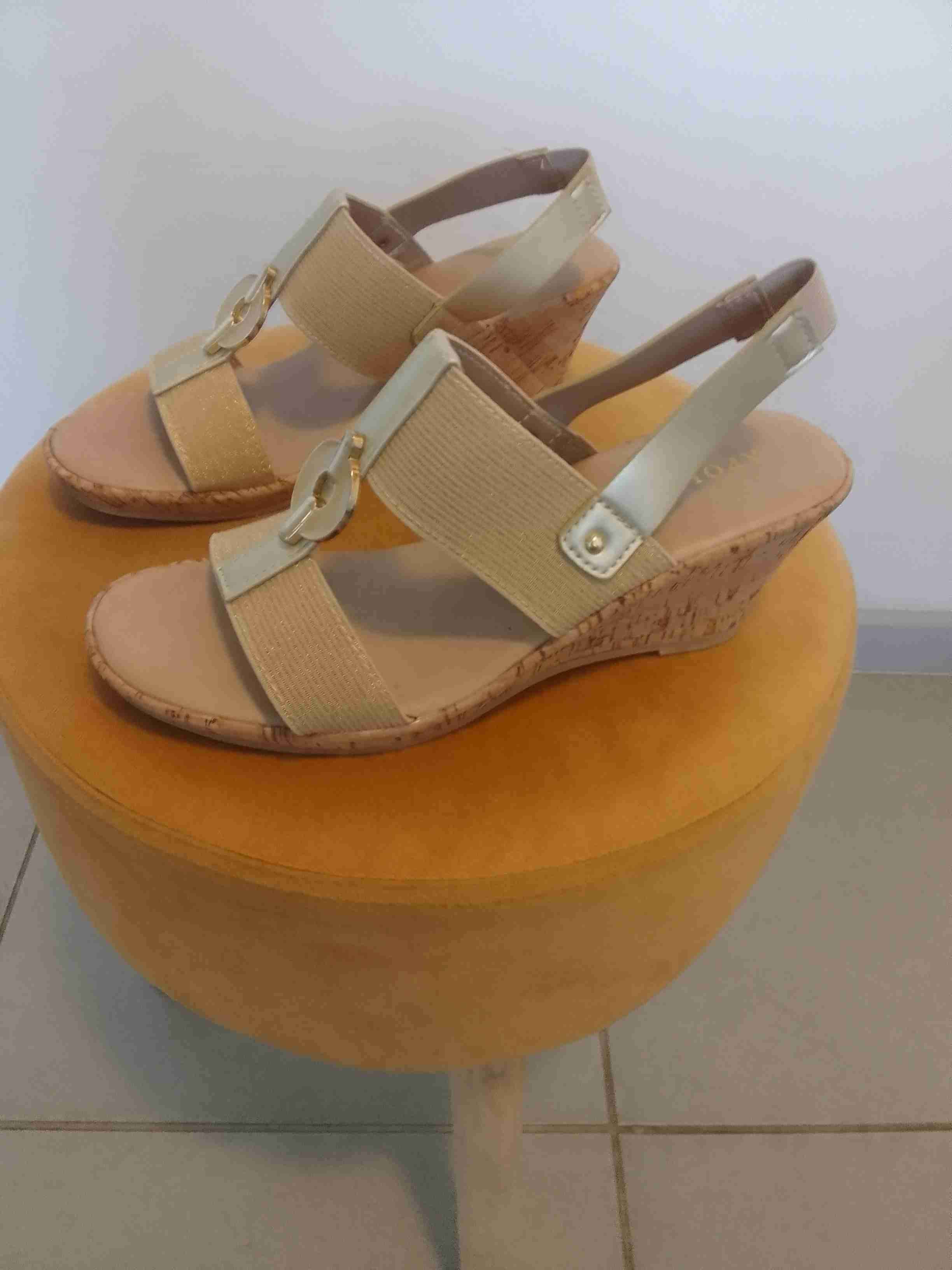 Sandalias beige con hebilla decorativa - miniatura 2
