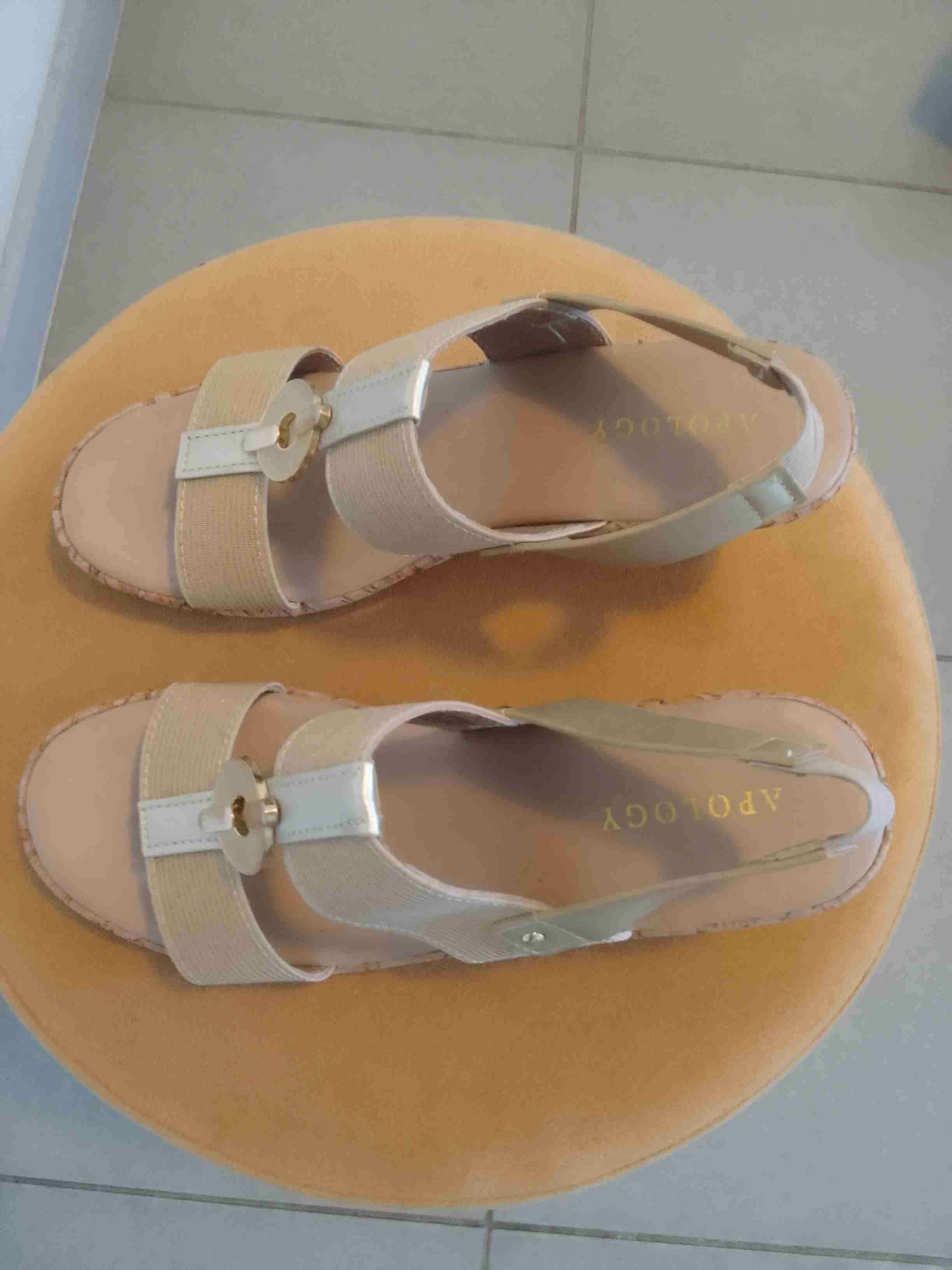 Sandalias beige con hebilla decorativa - miniatura 3
