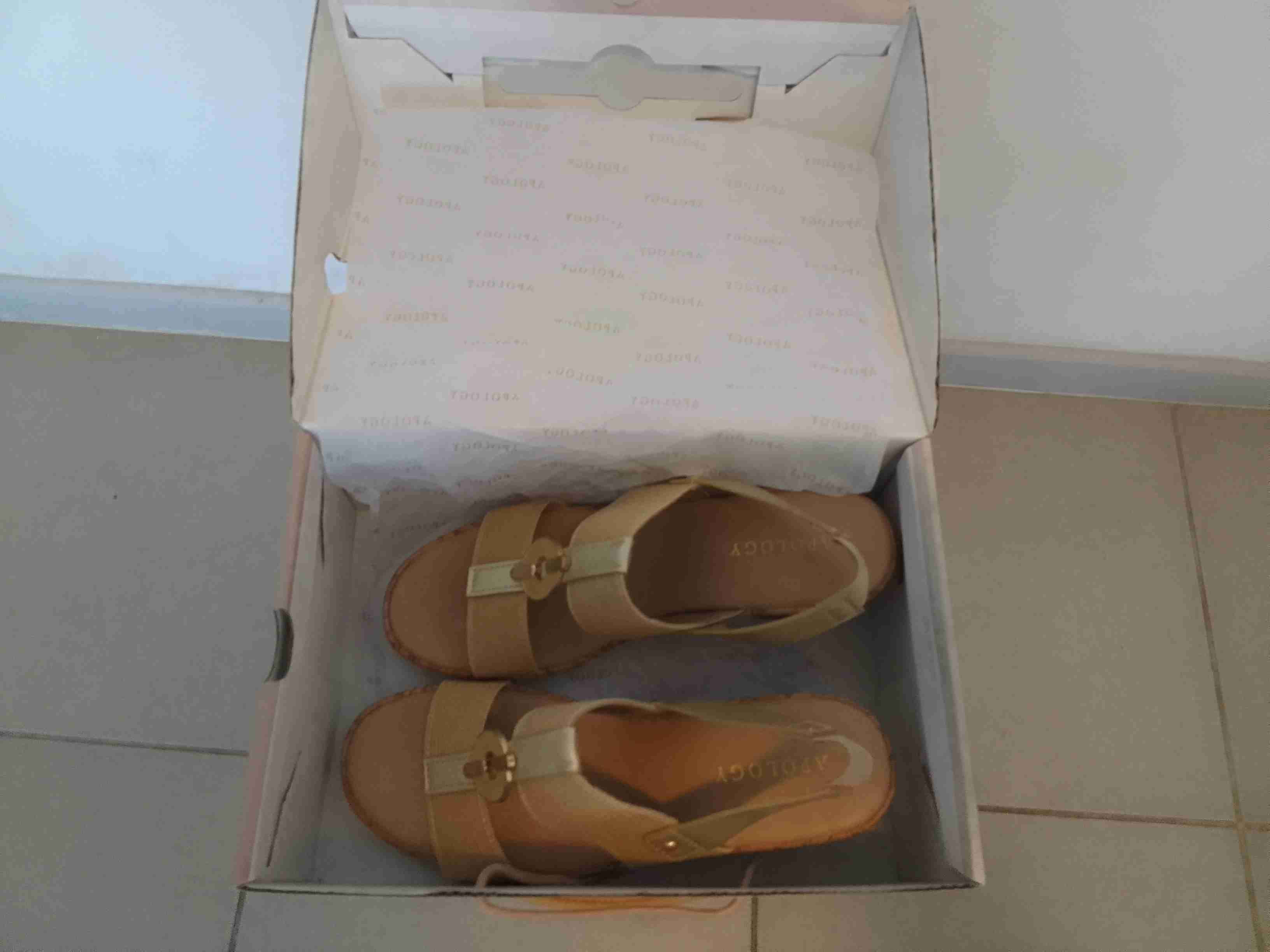 Sandalias beige con hebilla decorativa - miniatura 4