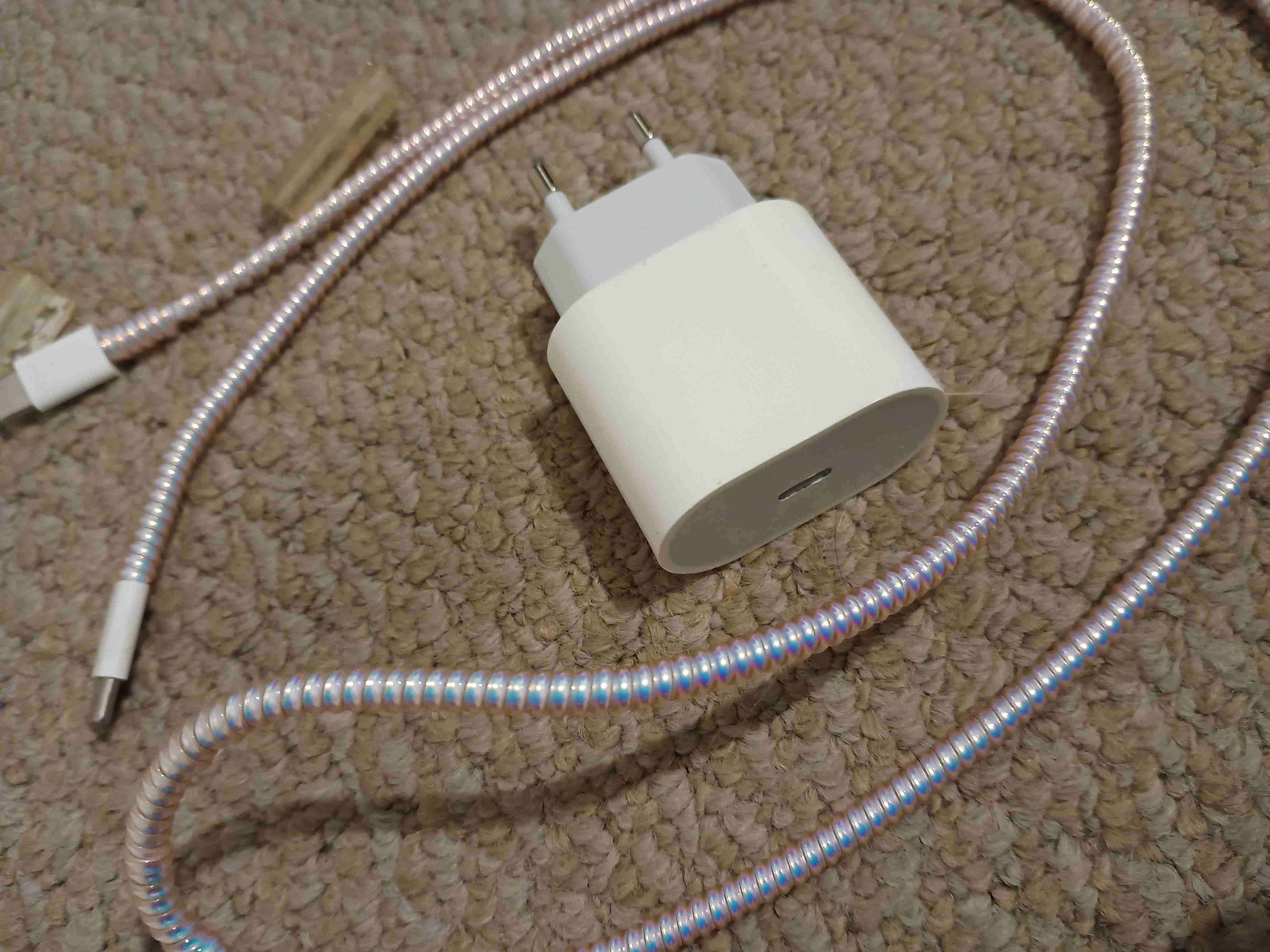 Cargador con cable protector - miniatura 2