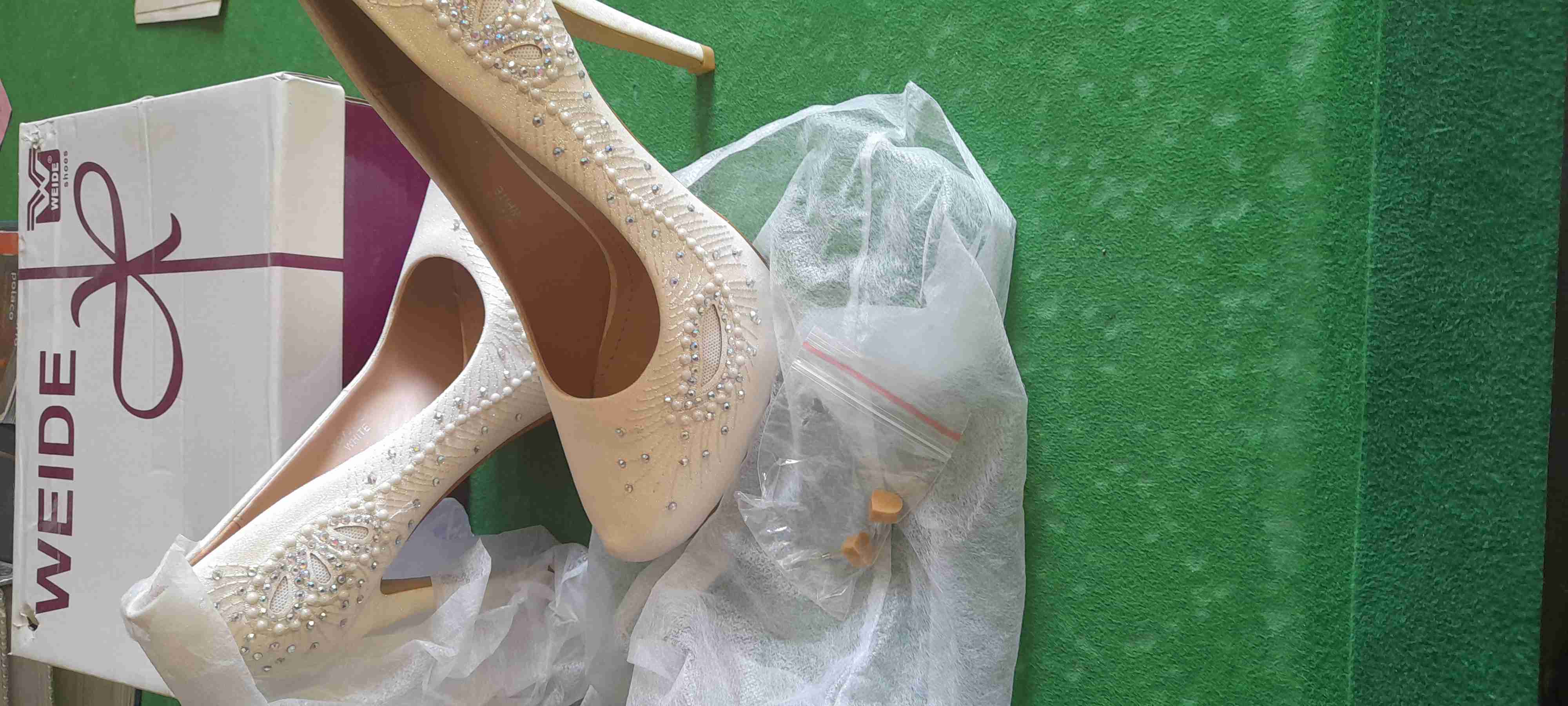 Zapatos de novia con perlas - miniatura 2