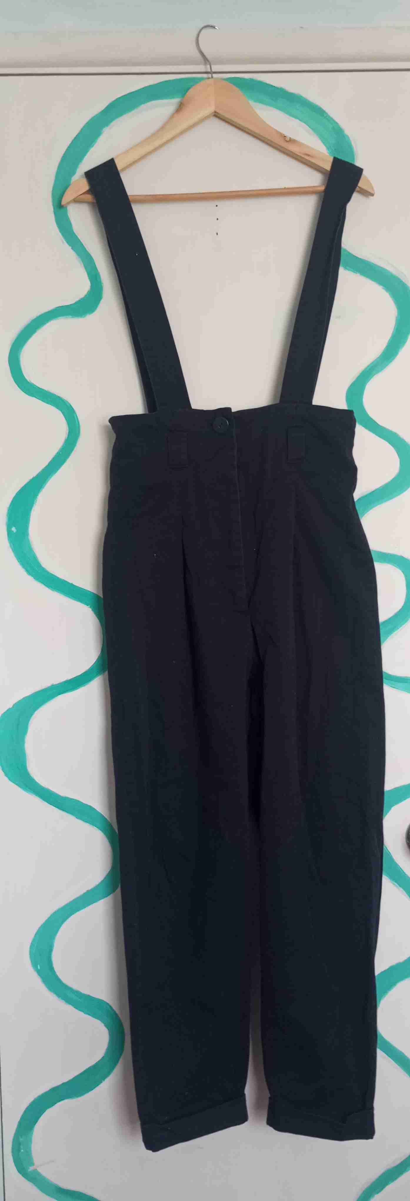 Pantalón negro con tirantes talla s marca BERSHKA - miniatura 1