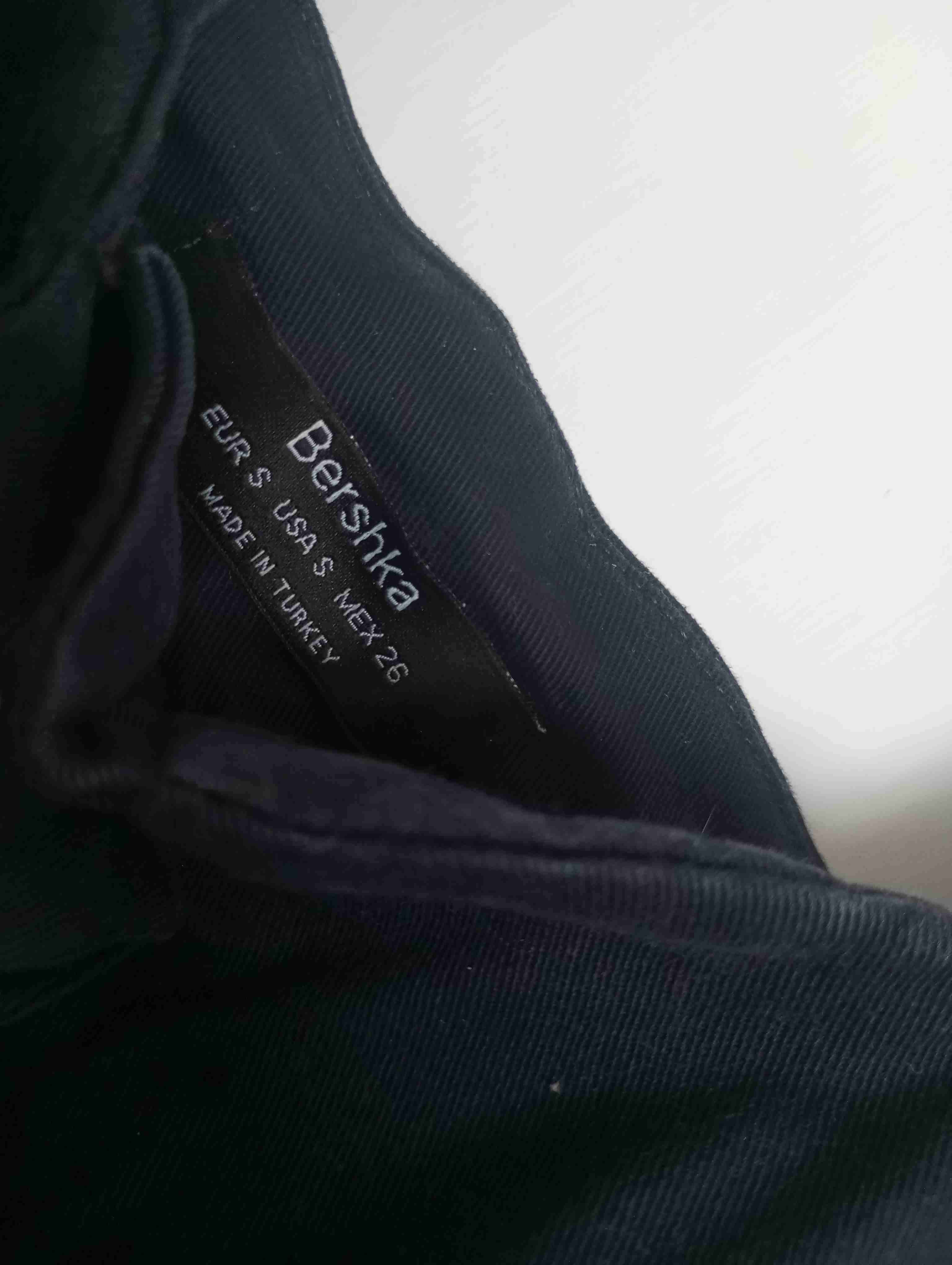 Pantalón negro con tirantes talla s marca BERSHKA - miniatura 2