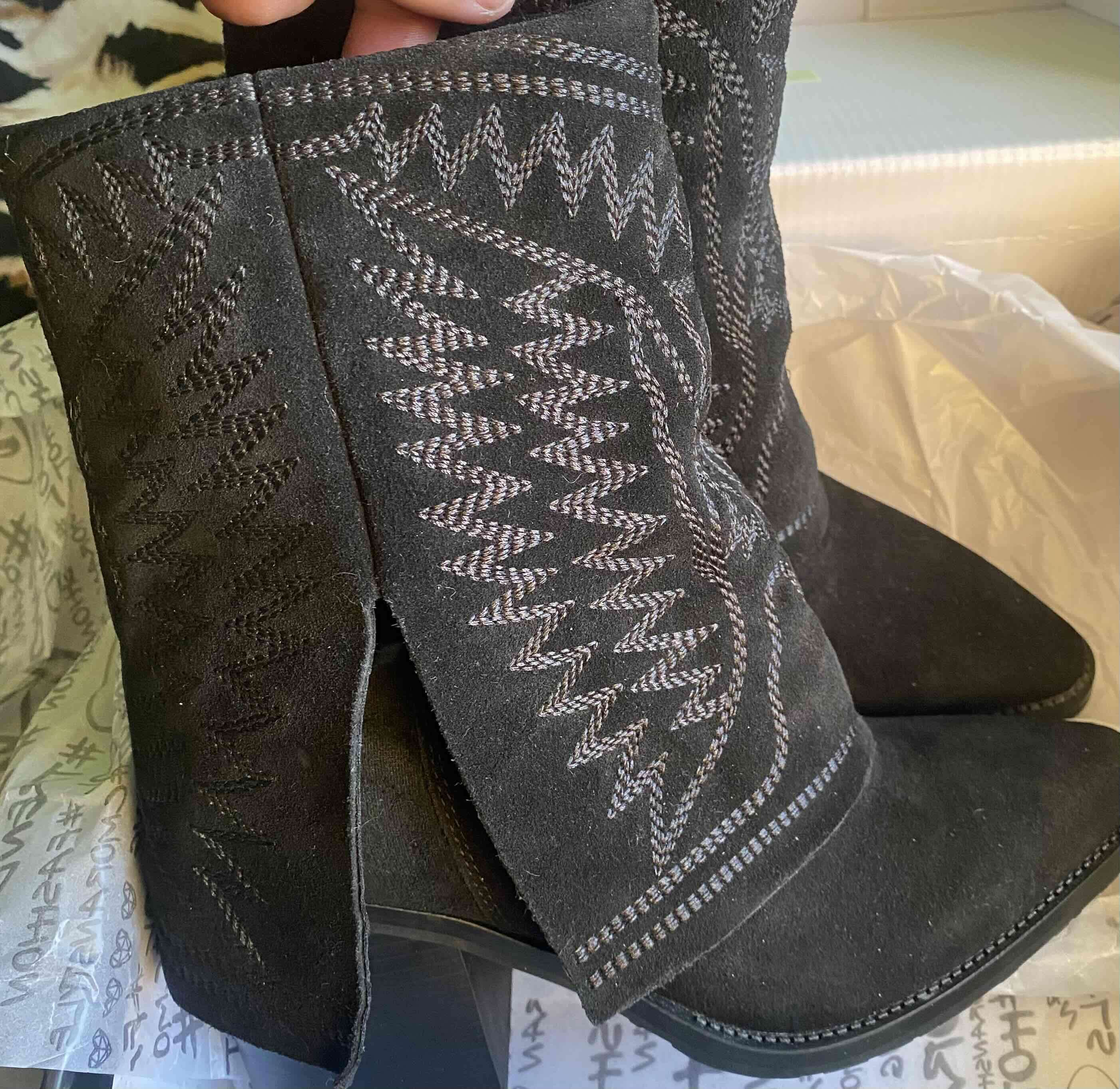 Botines negros con diseño bordado - miniatura 2