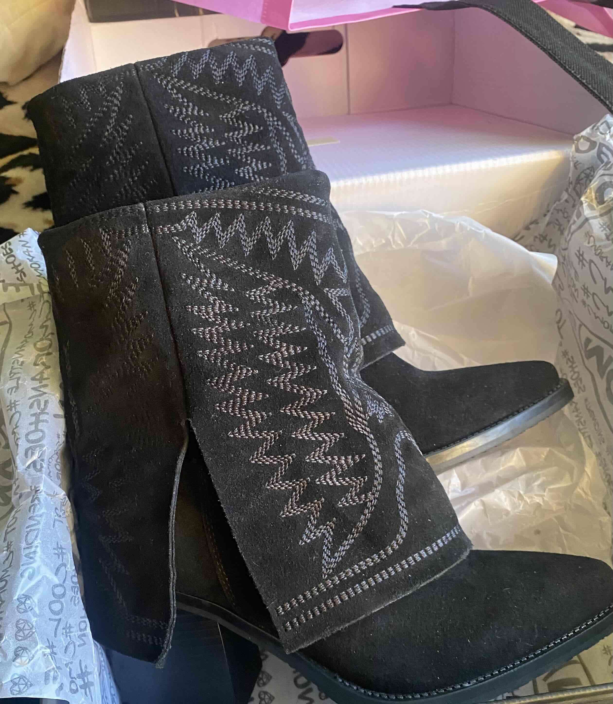 Botines negros con diseño bordado - miniatura 3