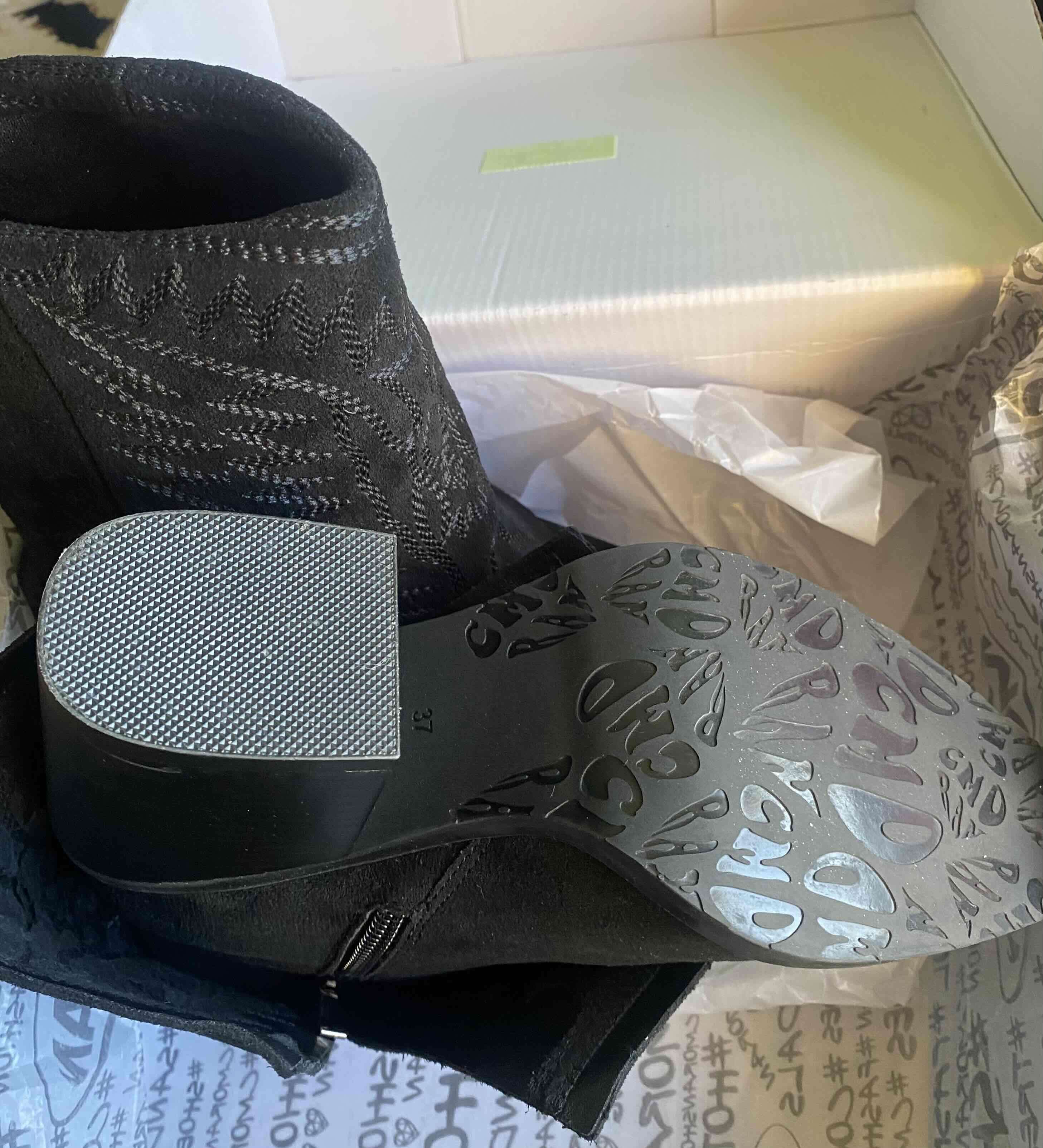 Botines negros con diseño bordado - miniatura 4