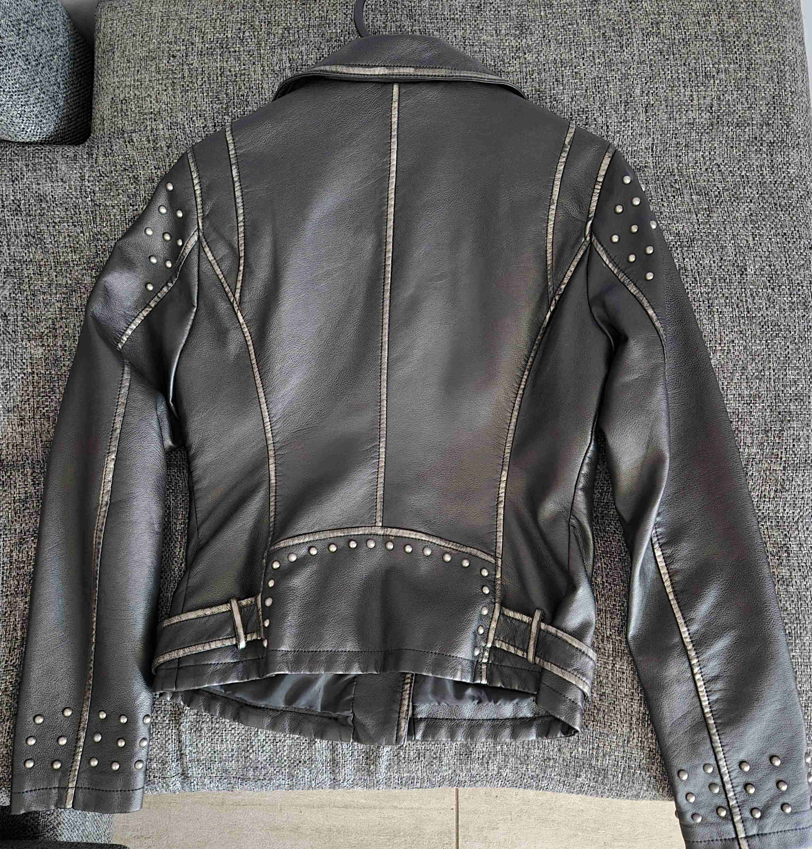 Chaqueta biker negra con tachas - miniatura 2