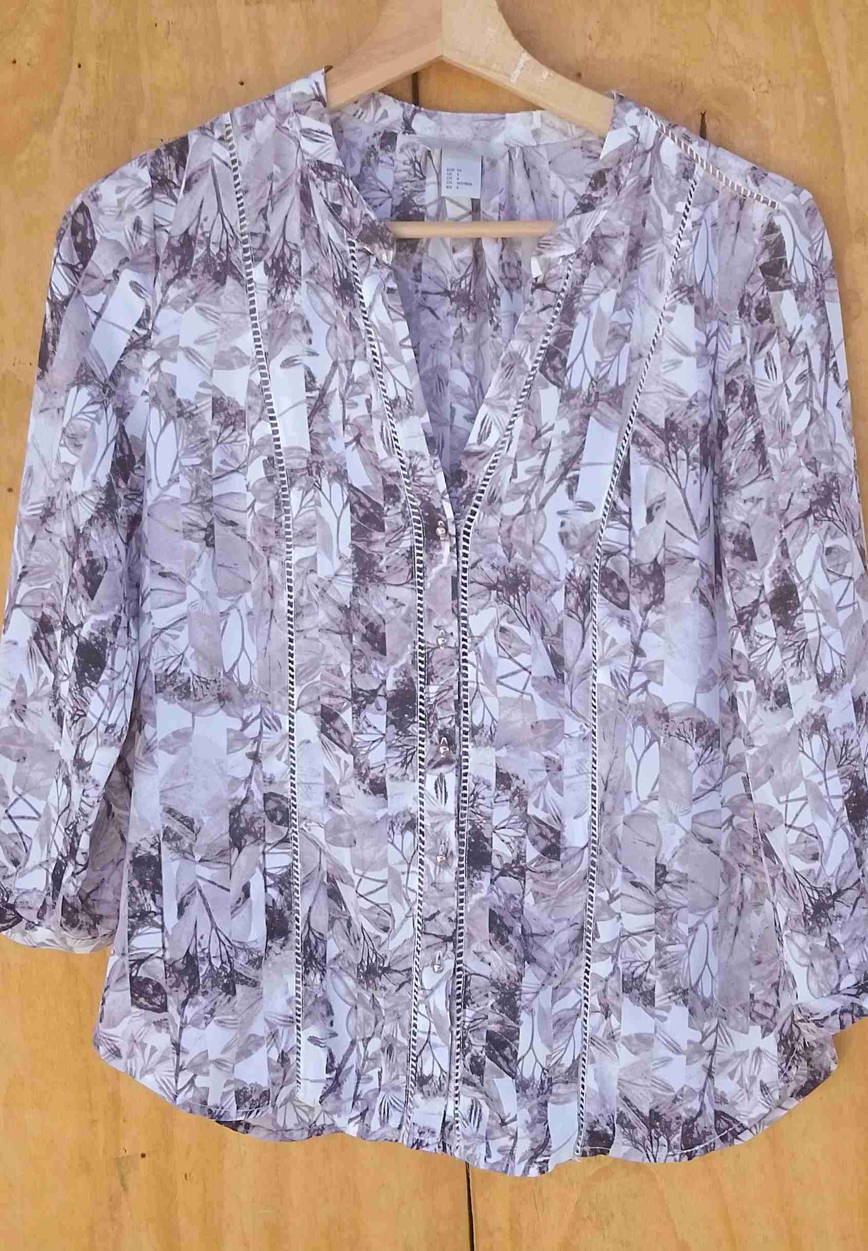 Blusa estampada en tonos grises