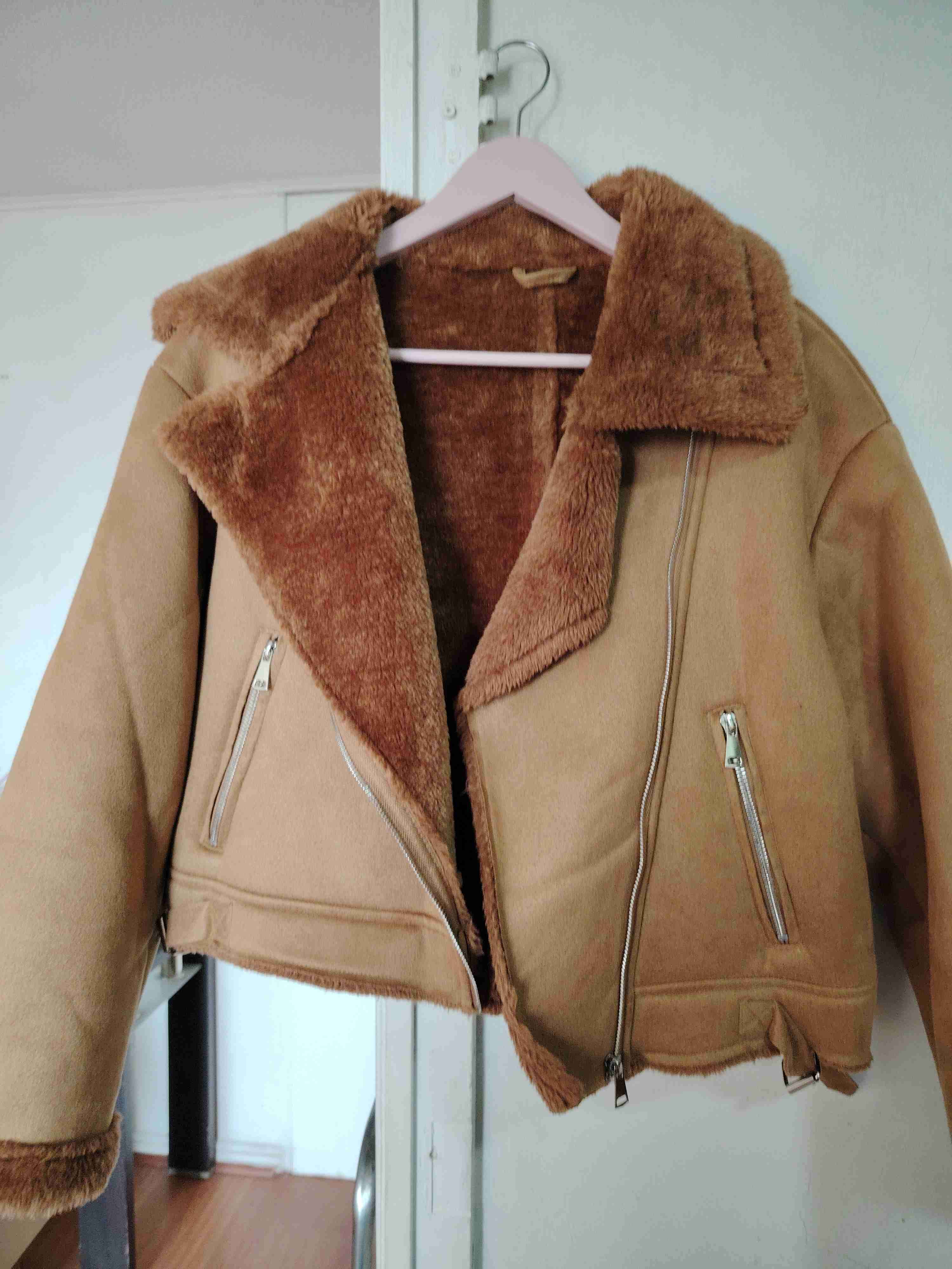 Chaqueta café con interior peludo