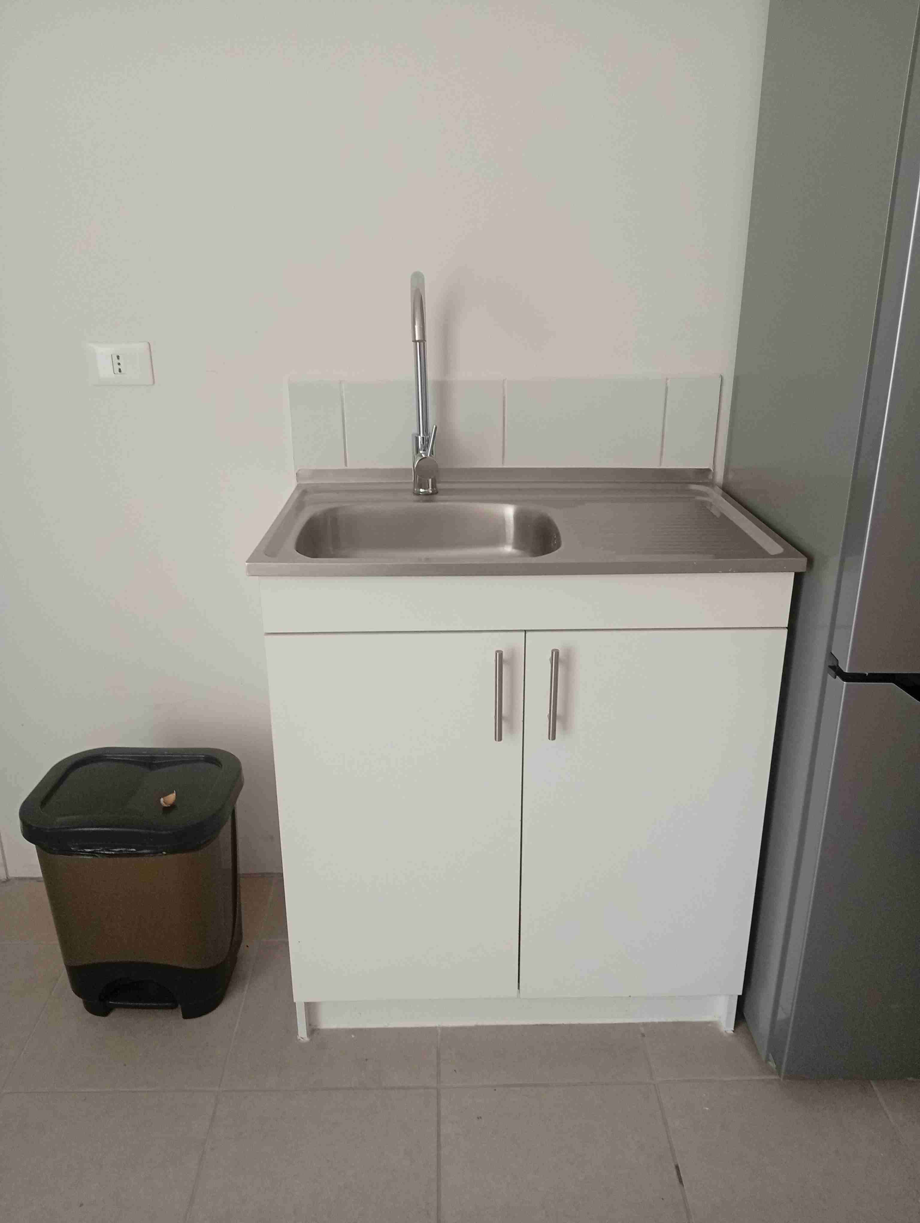 Lavaplatos con mueble blanco - miniatura 2