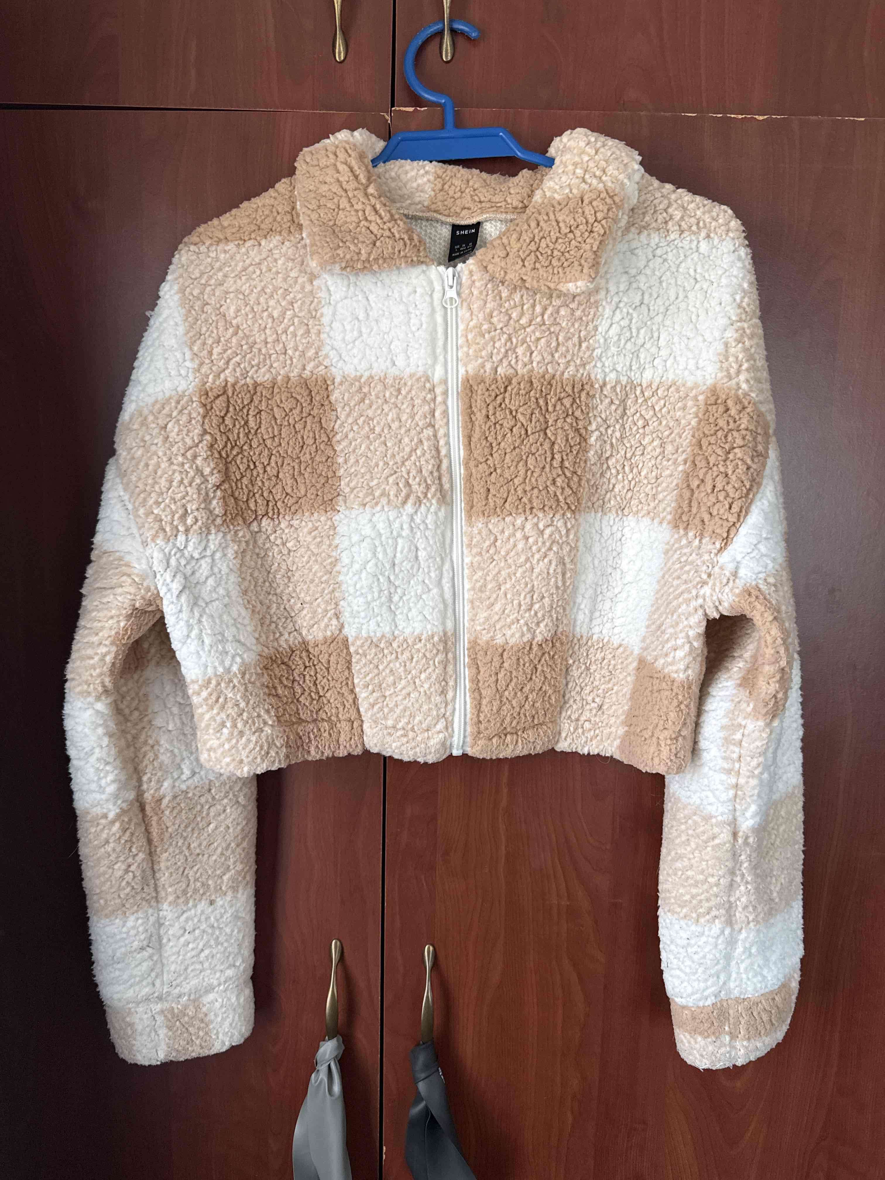 Chaqueta peluda a cuadros beige y blanca - miniatura 1