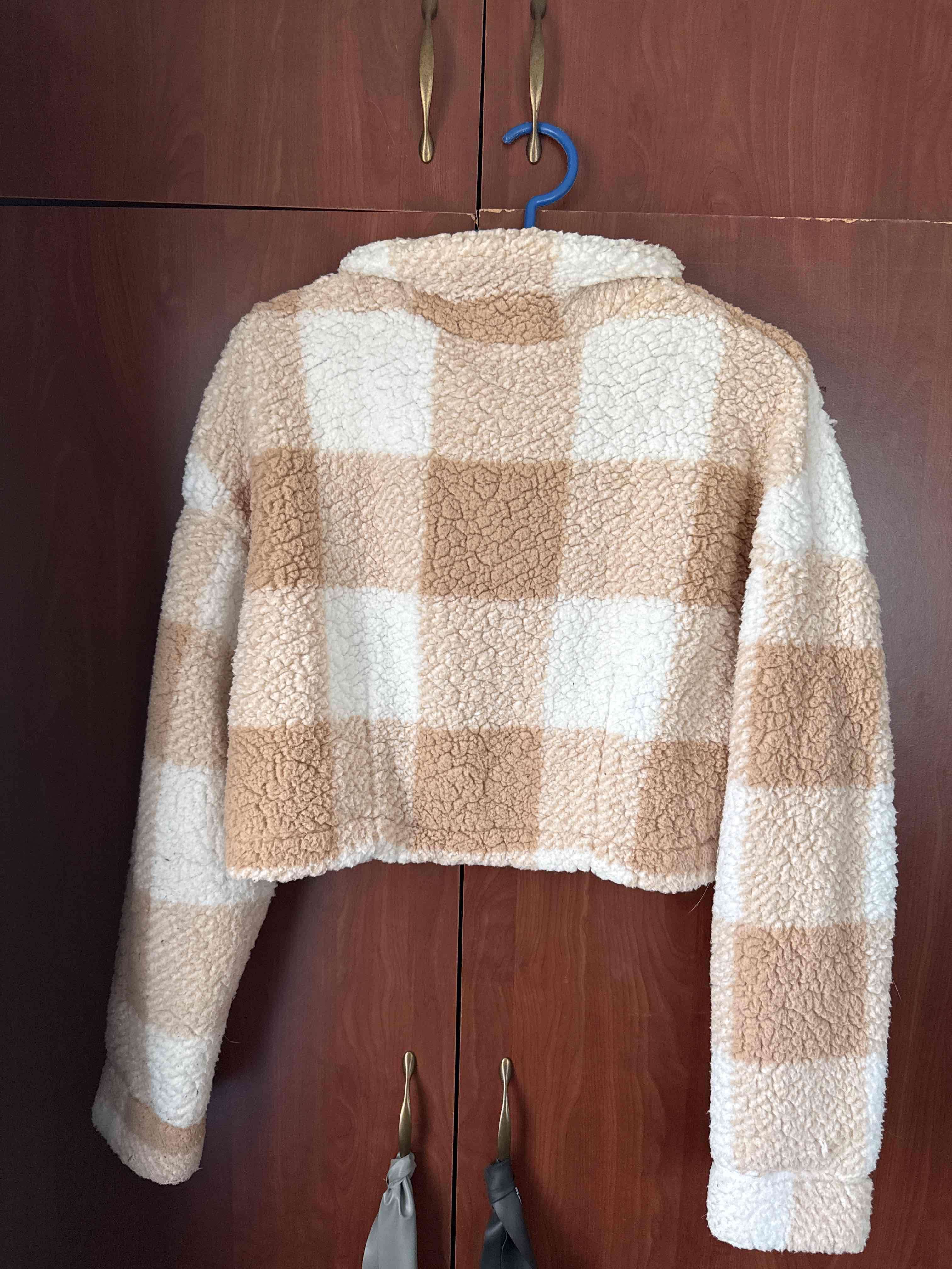 Chaqueta peluda a cuadros beige y blanca - miniatura 2