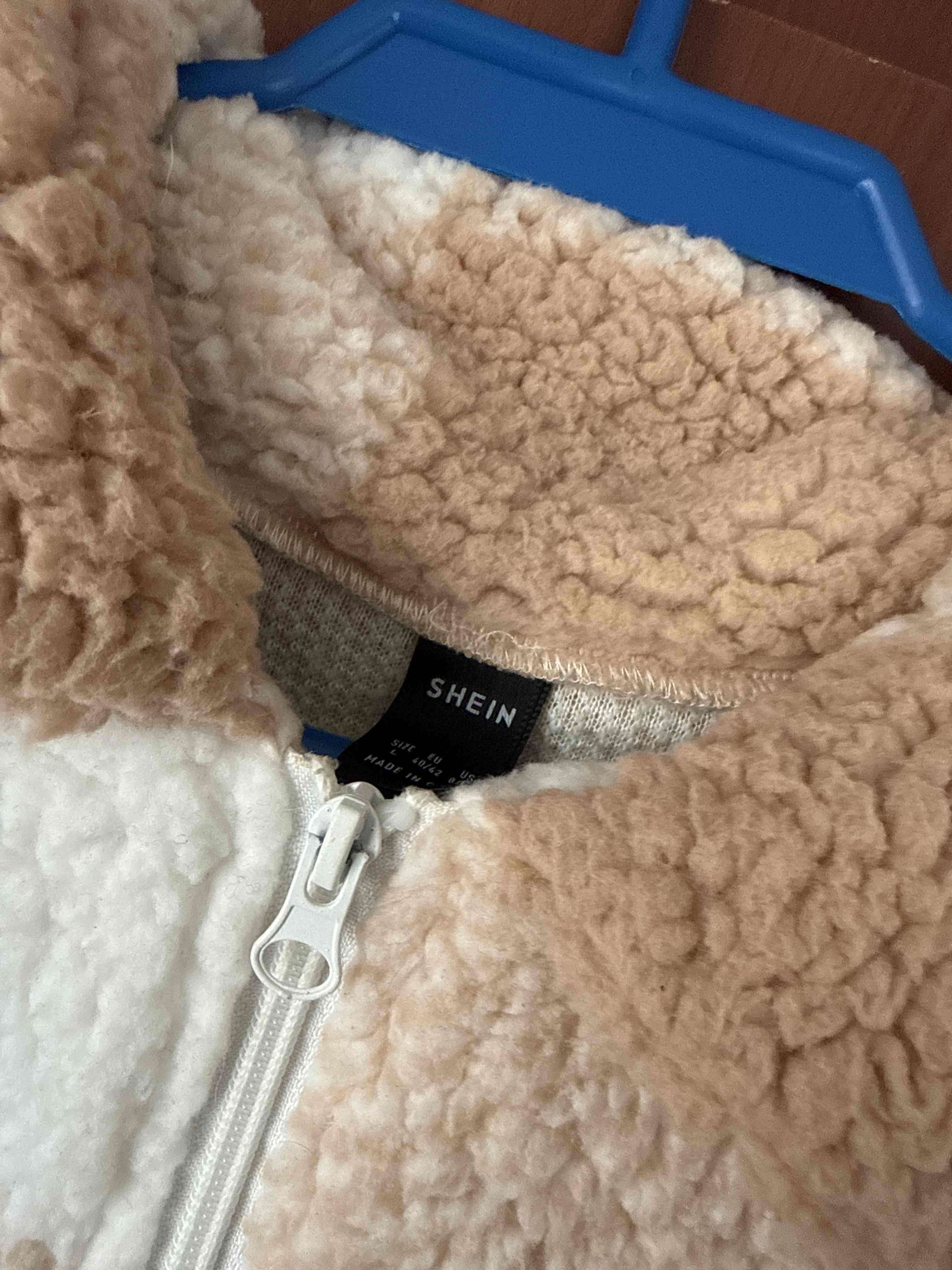 Chaqueta peluda a cuadros beige y blanca - miniatura 3