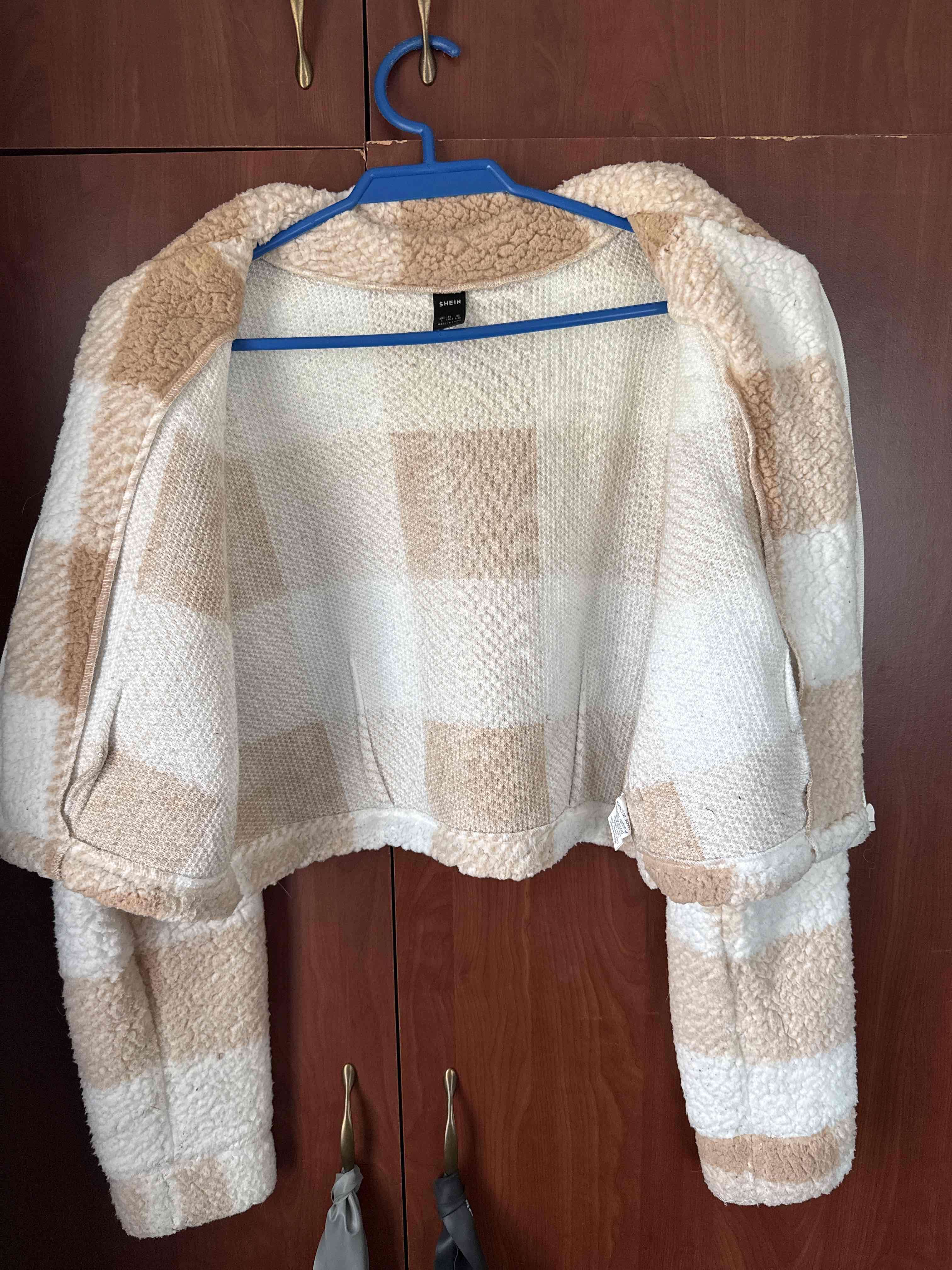 Chaqueta peluda a cuadros beige y blanca - miniatura 4