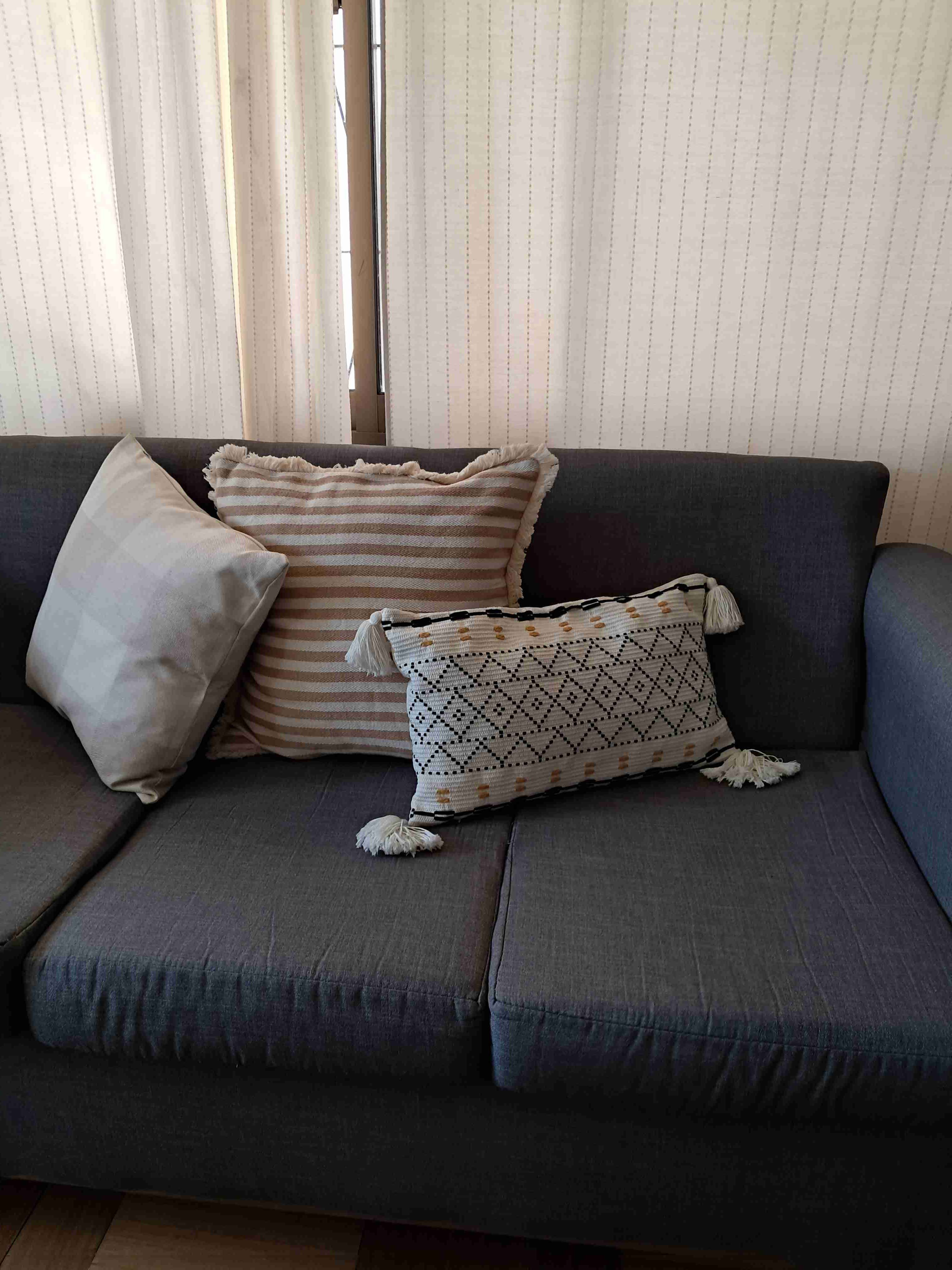 Sofá gris con cojines azules - miniatura 2