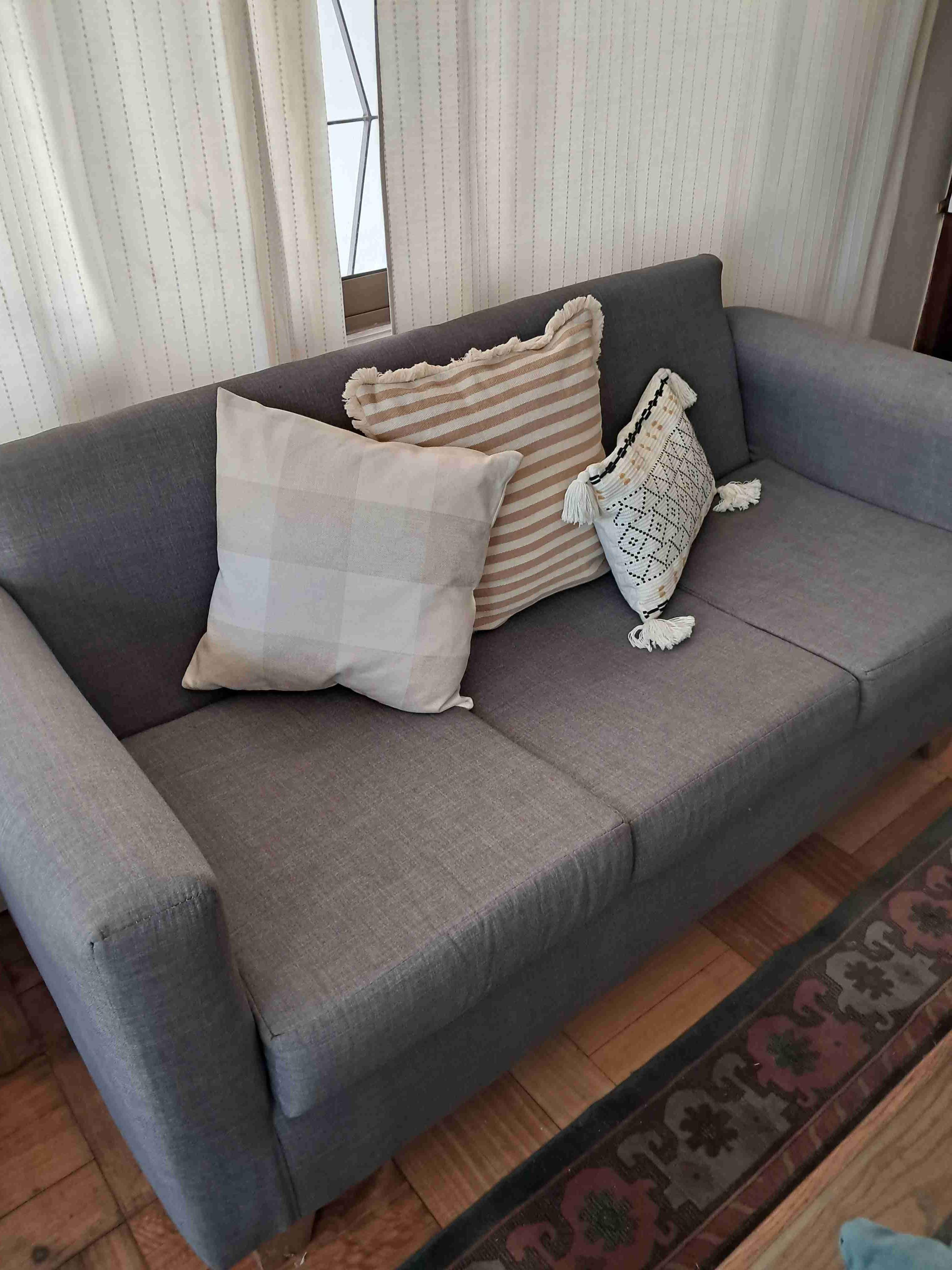 Sofá gris con cojines azules - miniatura 3