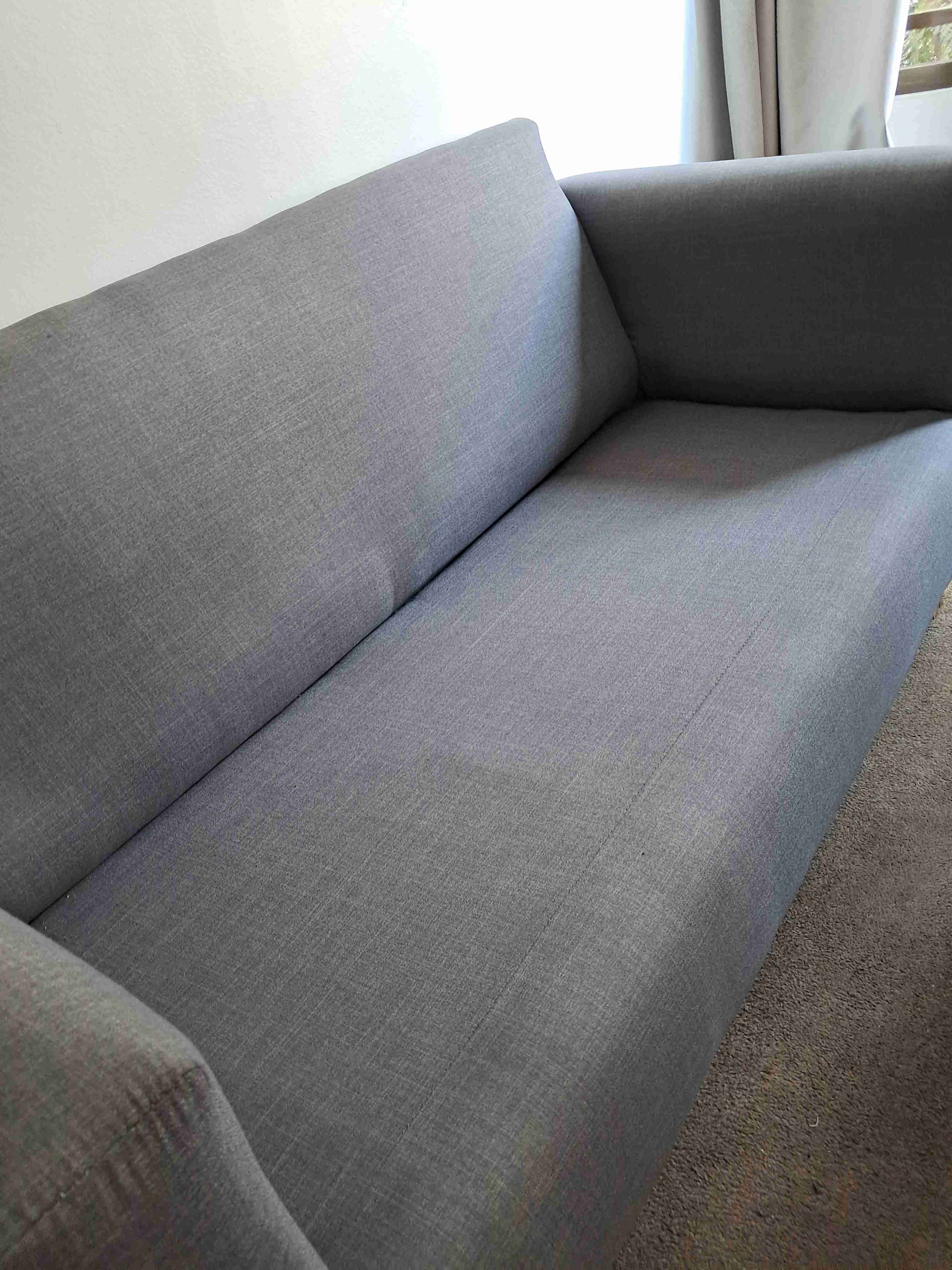 Sofá gris con cojines azules - miniatura 4