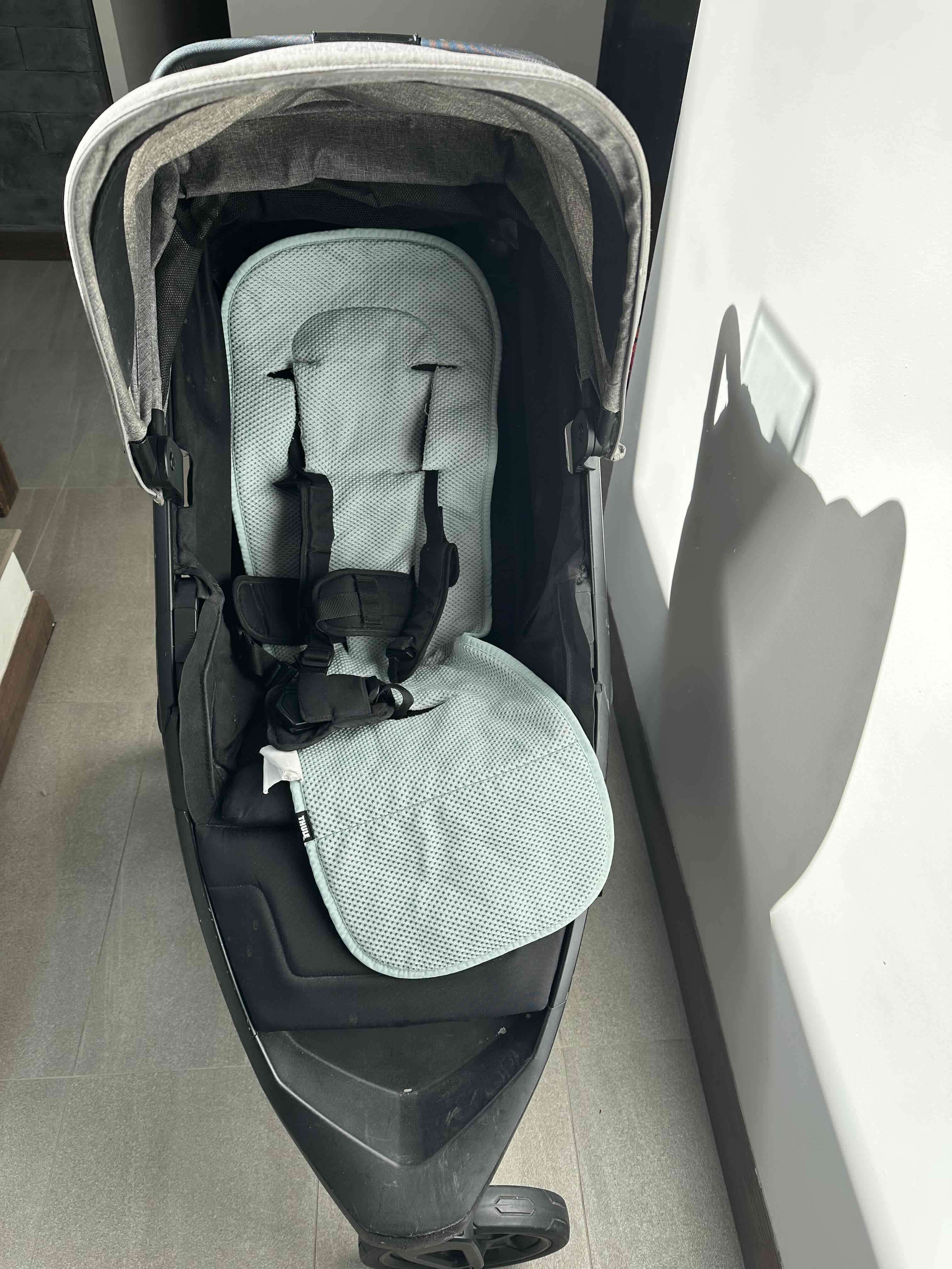 Coche para bebé thule, con patineta - miniatura 2