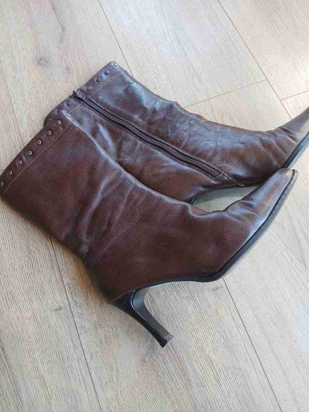 Botas marrones con tachas - miniatura 2