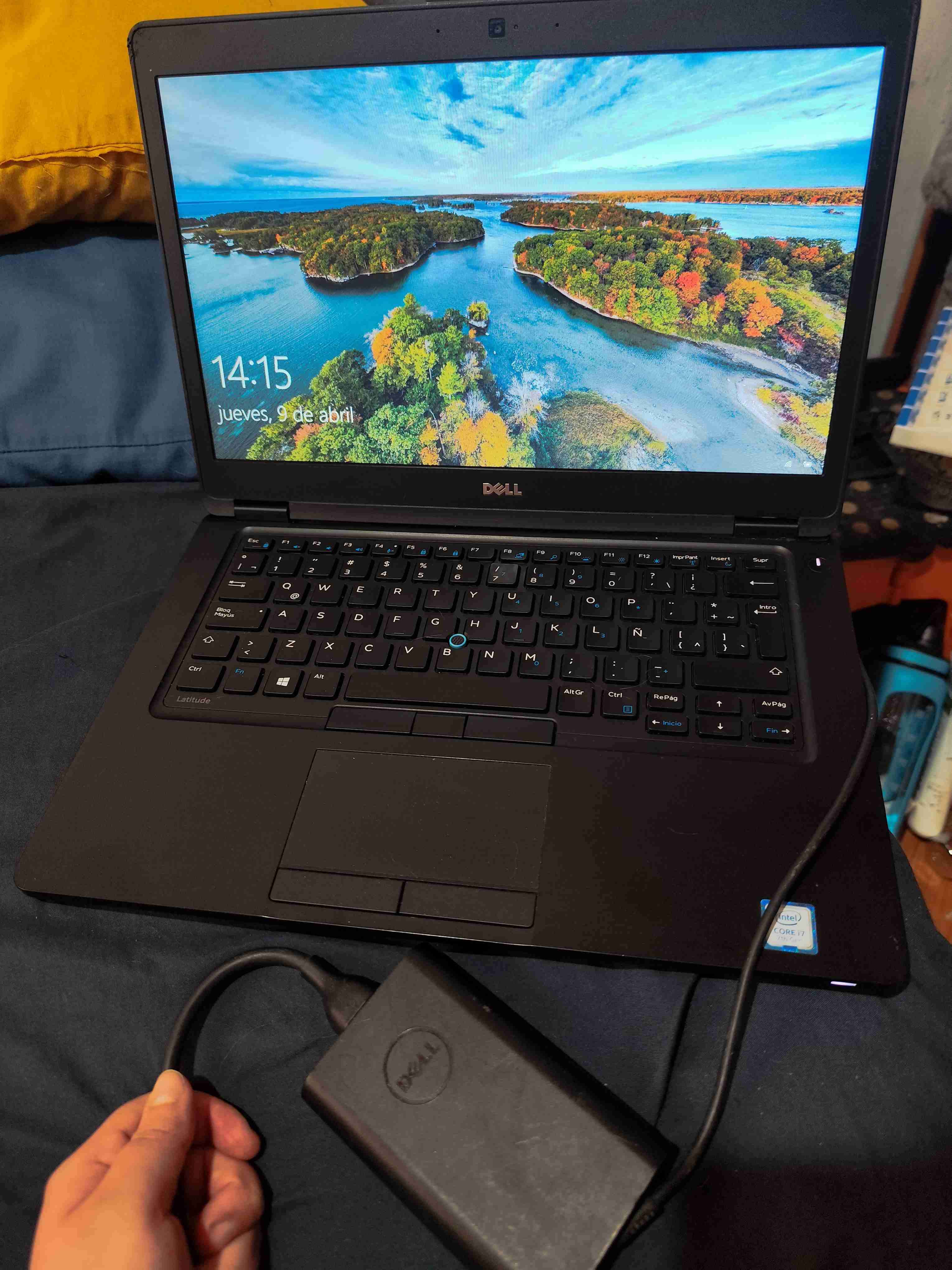 Laptop Dell con cargador - miniatura 1