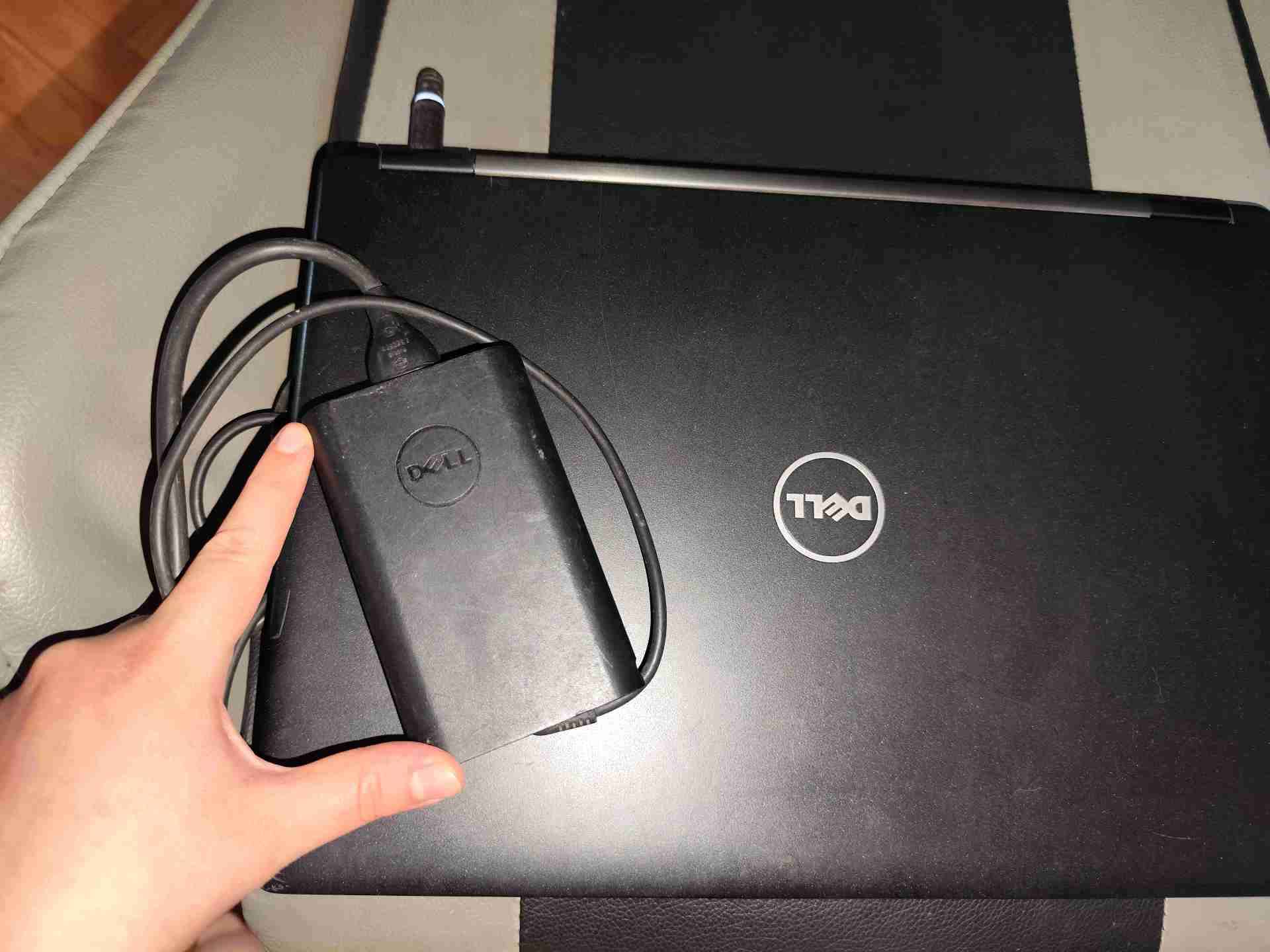 Laptop Dell con cargador - miniatura 2