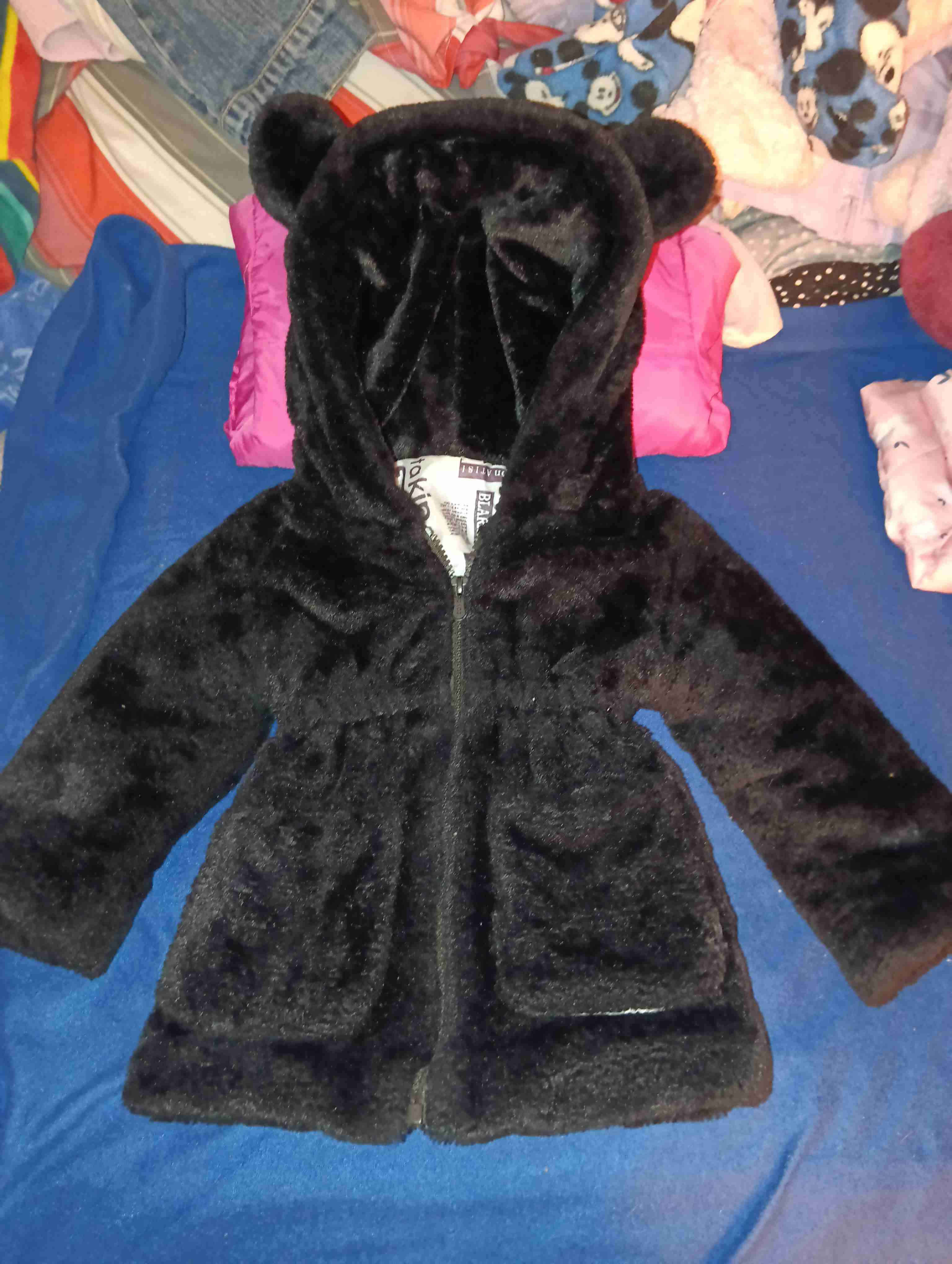 Abrigo negro infantil con capucha