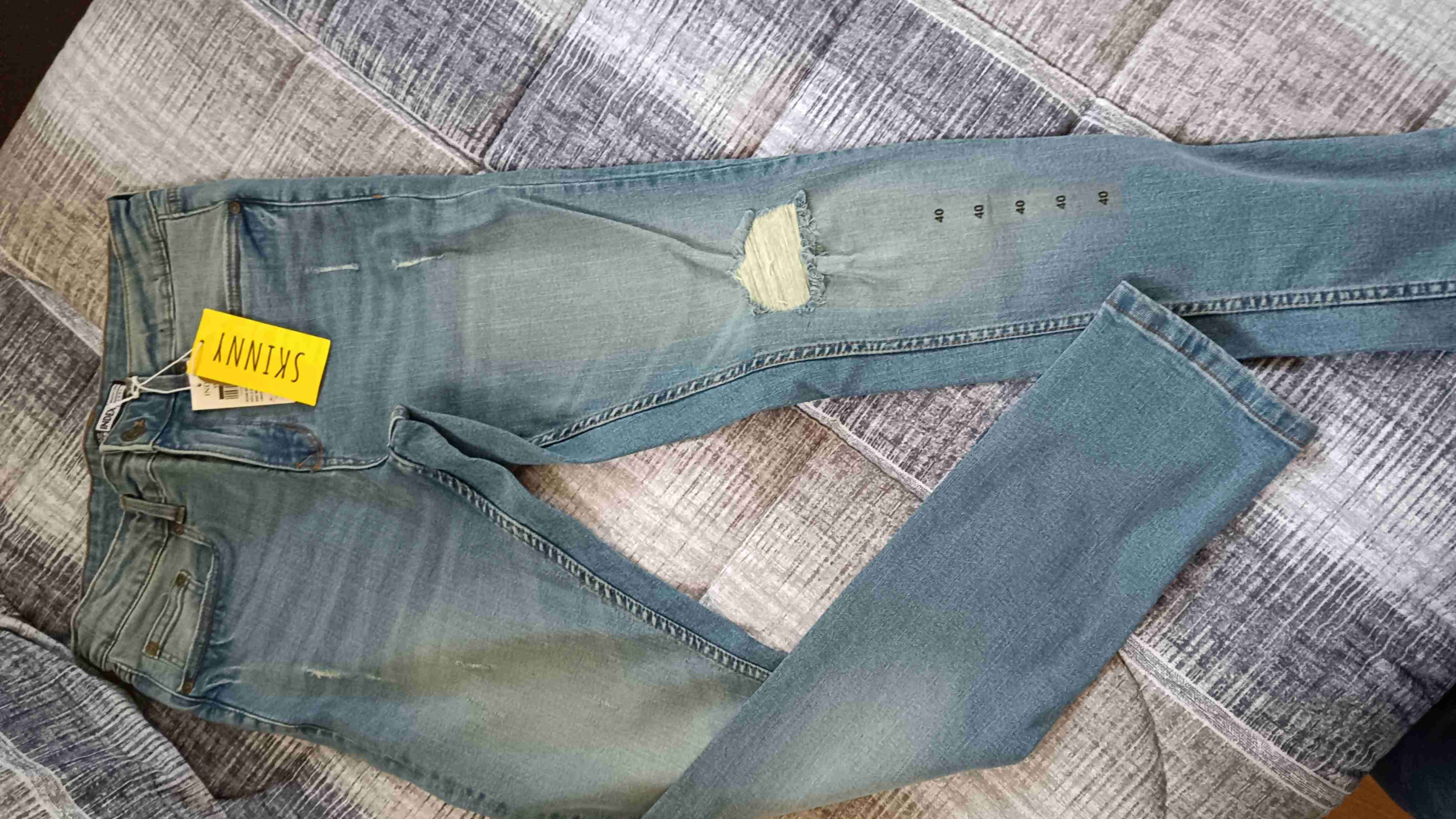 Jeans skinny azul con etiqueta - miniatura 2