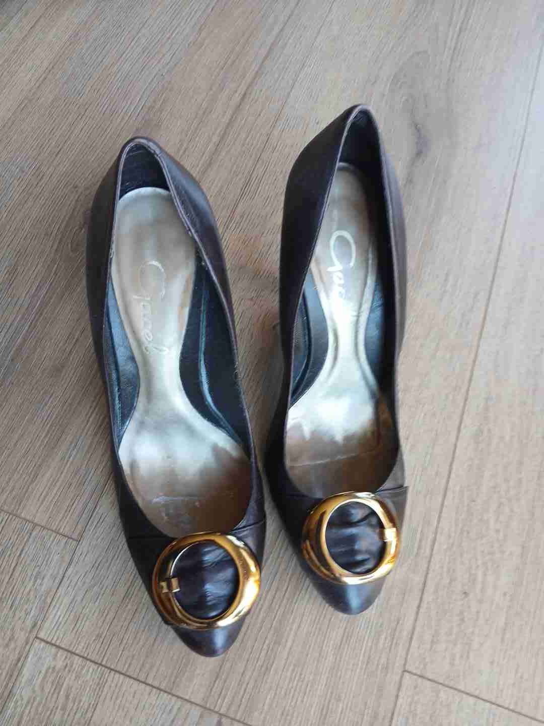 Zapatos de tacón dorados - miniatura 1