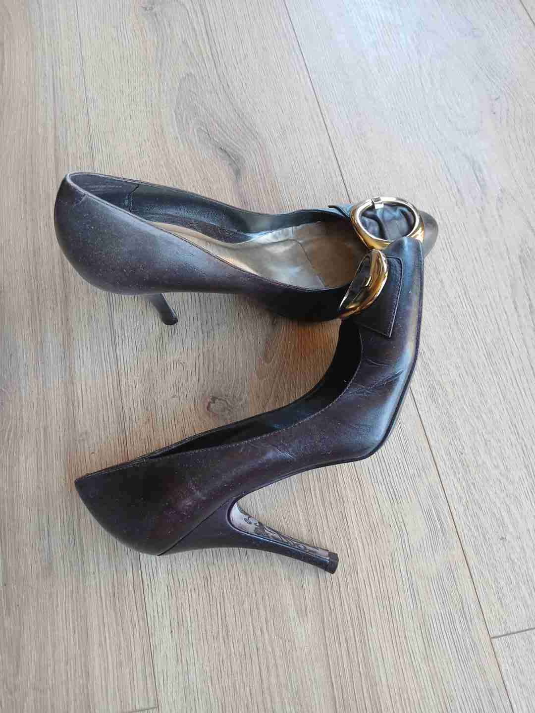 Zapatos de tacón dorados - miniatura 2