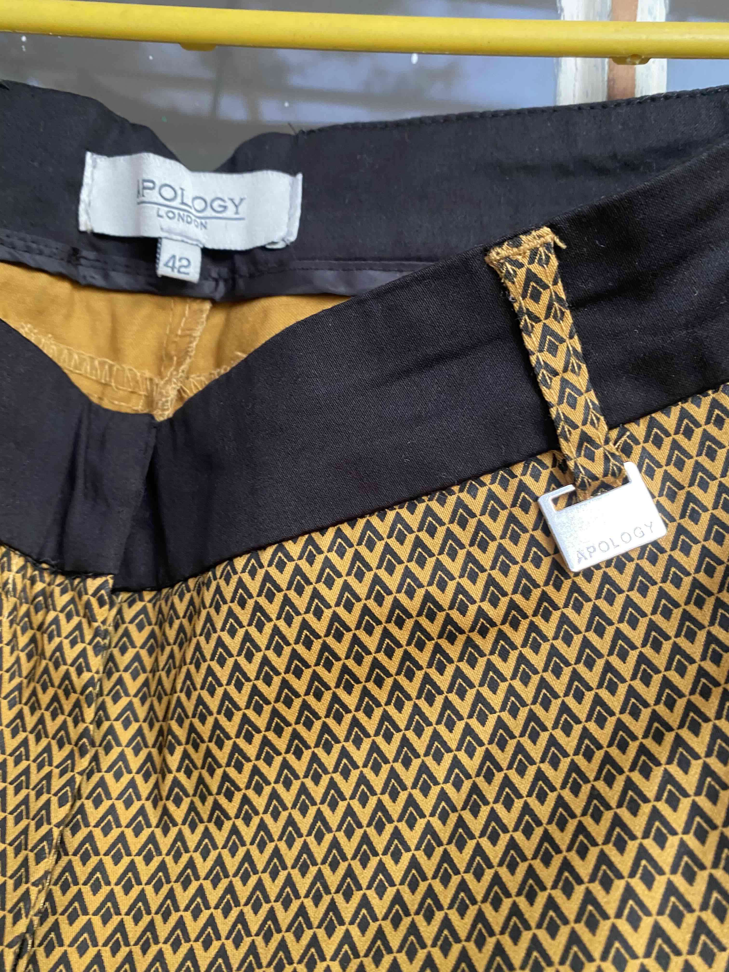 Pantalones estampados dorados y negros - 2