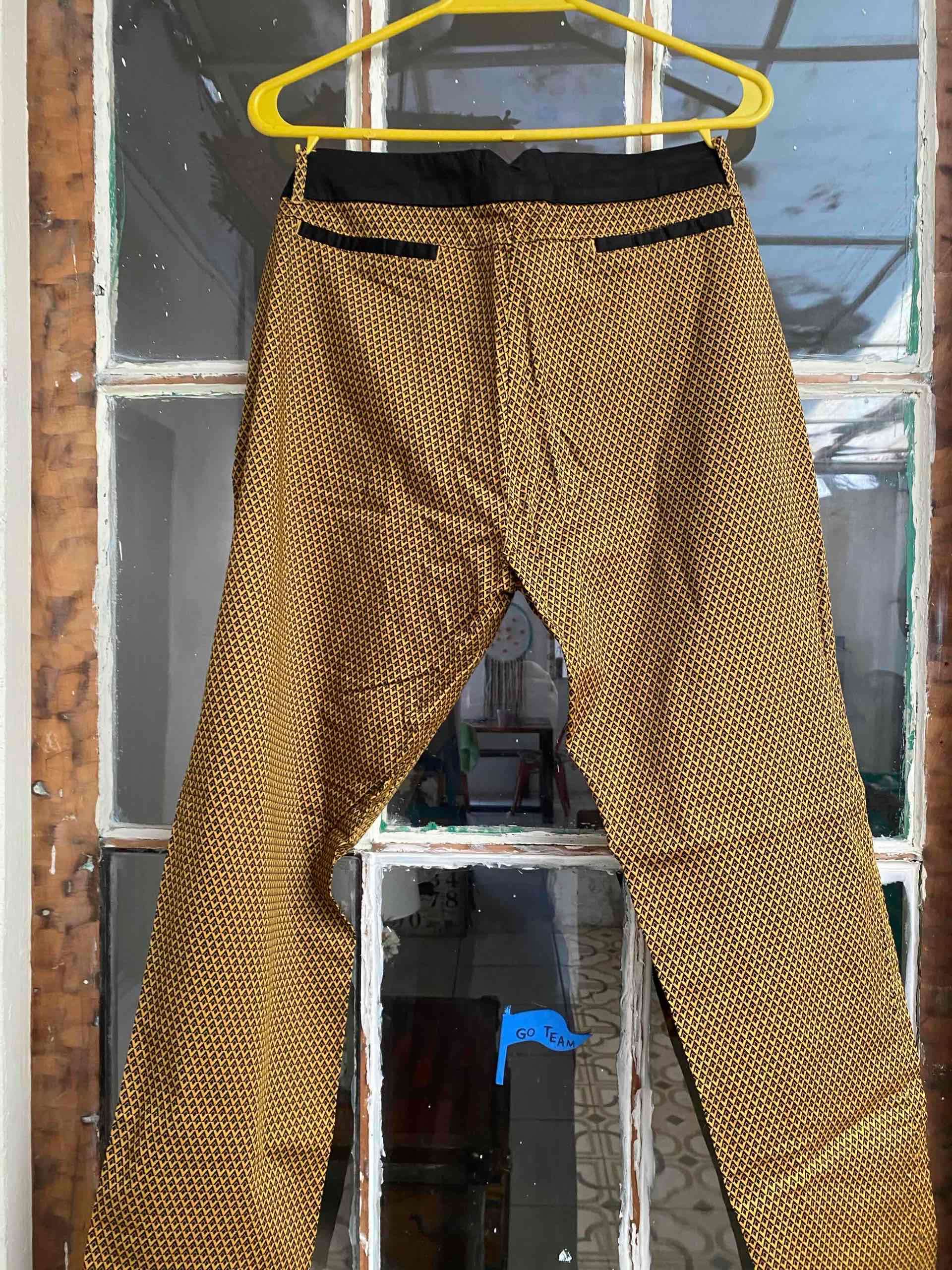 Pantalones estampados dorados y negros - 3