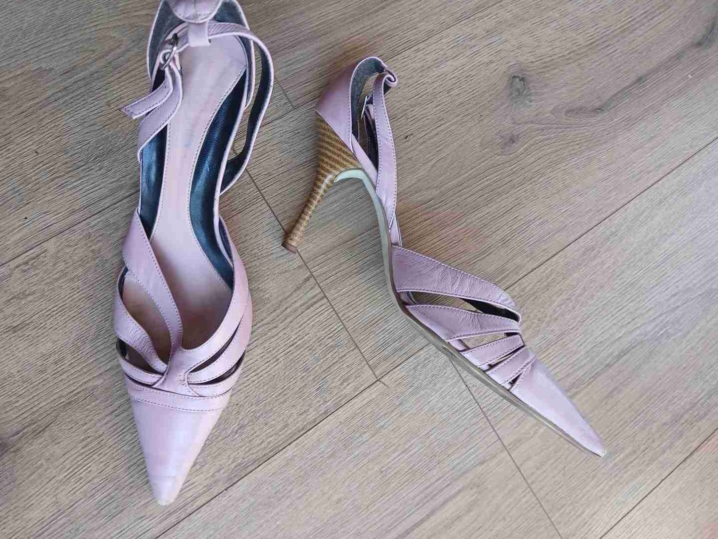 Zapatos de tacón rosa elegante - miniatura 2