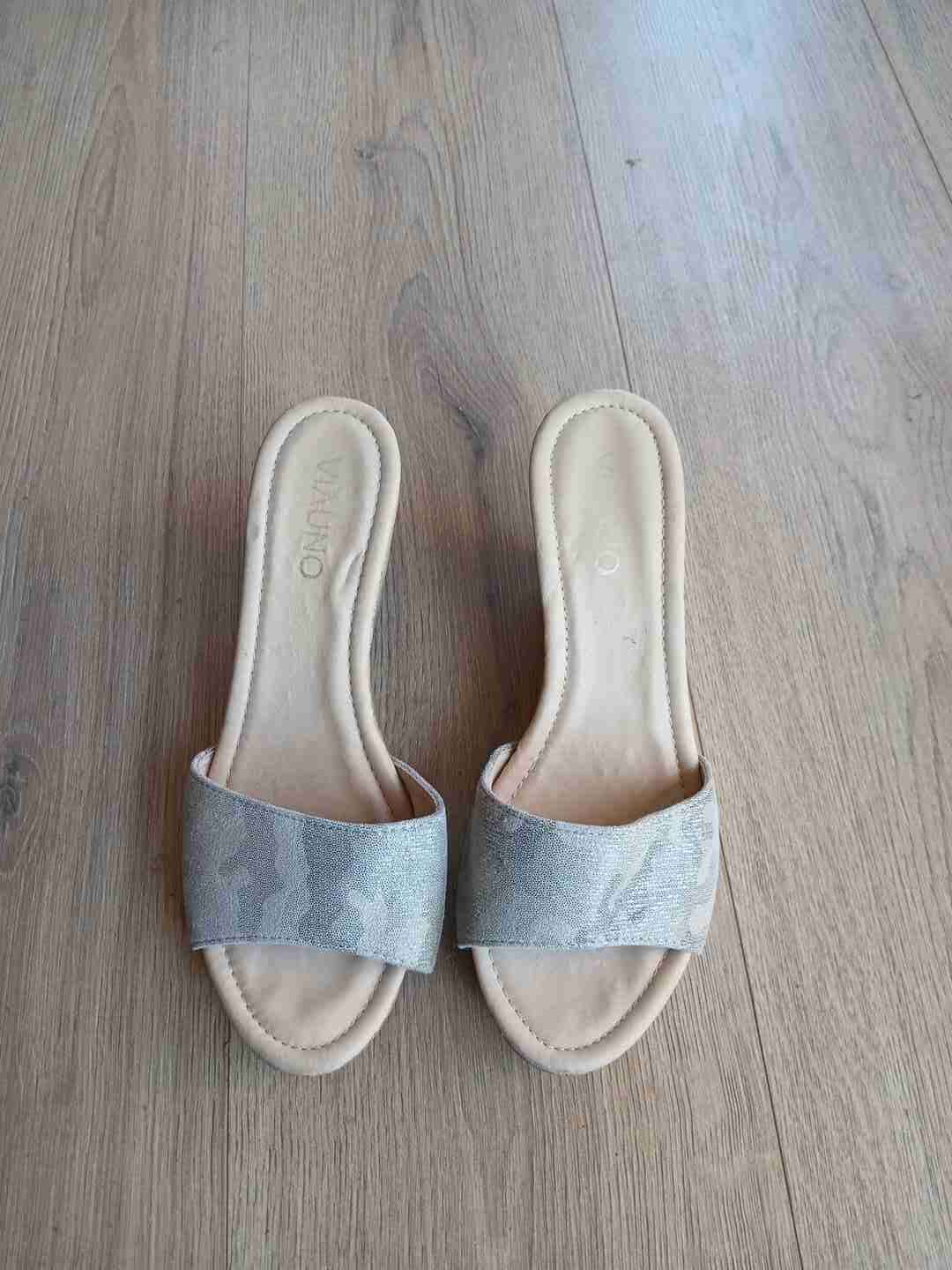 Sandalias planas beige metalizadas - miniatura 1