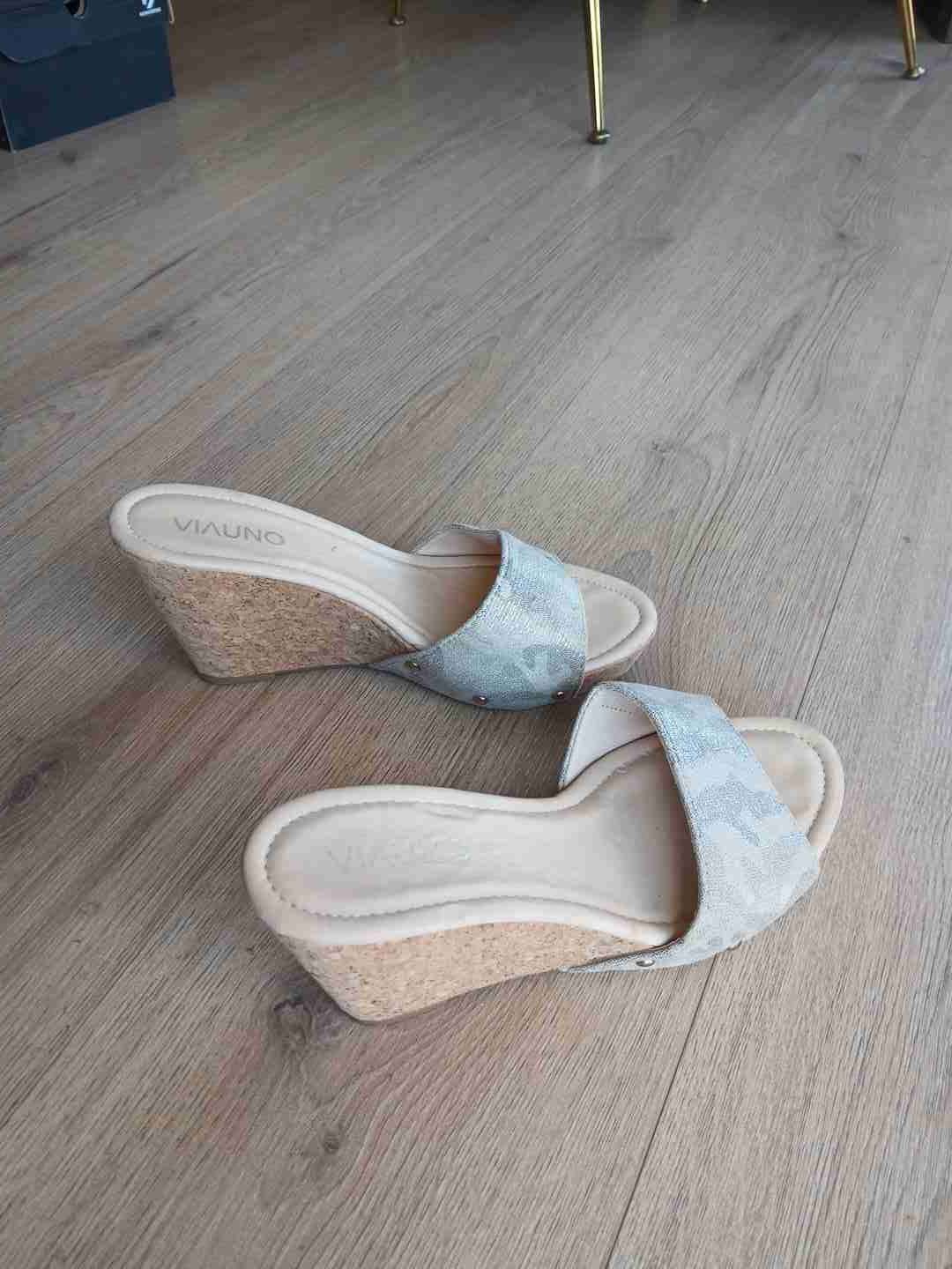 Sandalias planas beige metalizadas - miniatura 2