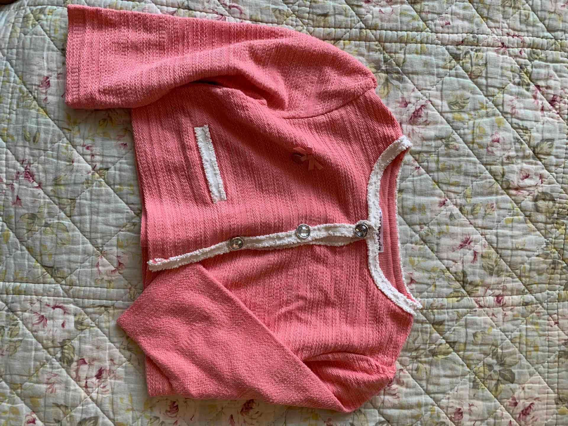 Chaqueta de niña rosada y blanca